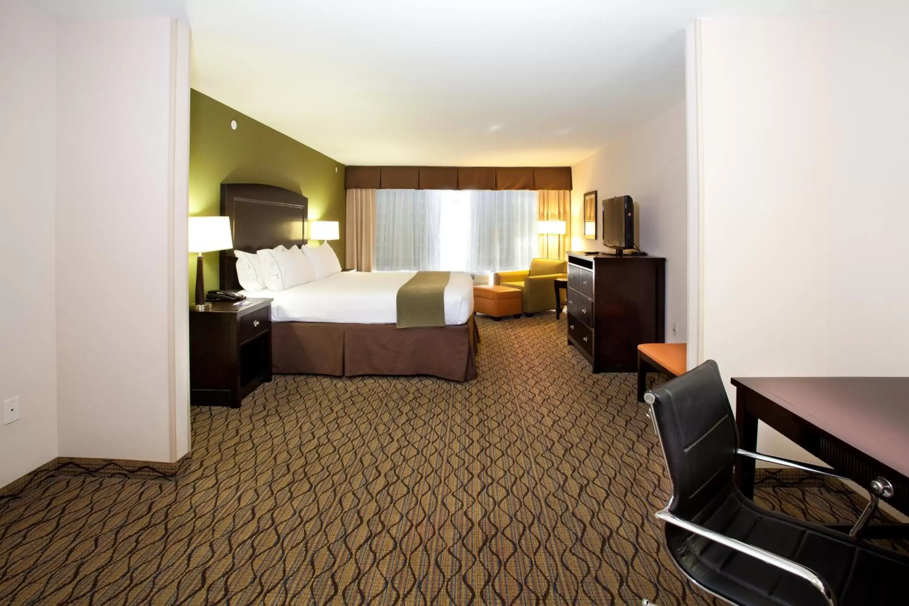 Bedroom in Holiday Inn Express Tulsa South Bixby, an IHG Hotel