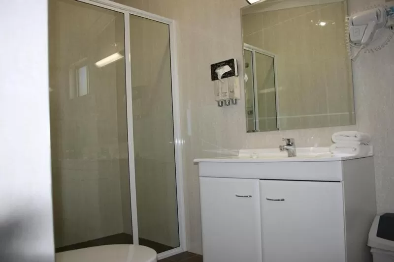Bathroom in Noah's Mid City Motor Inn Muswellbrook