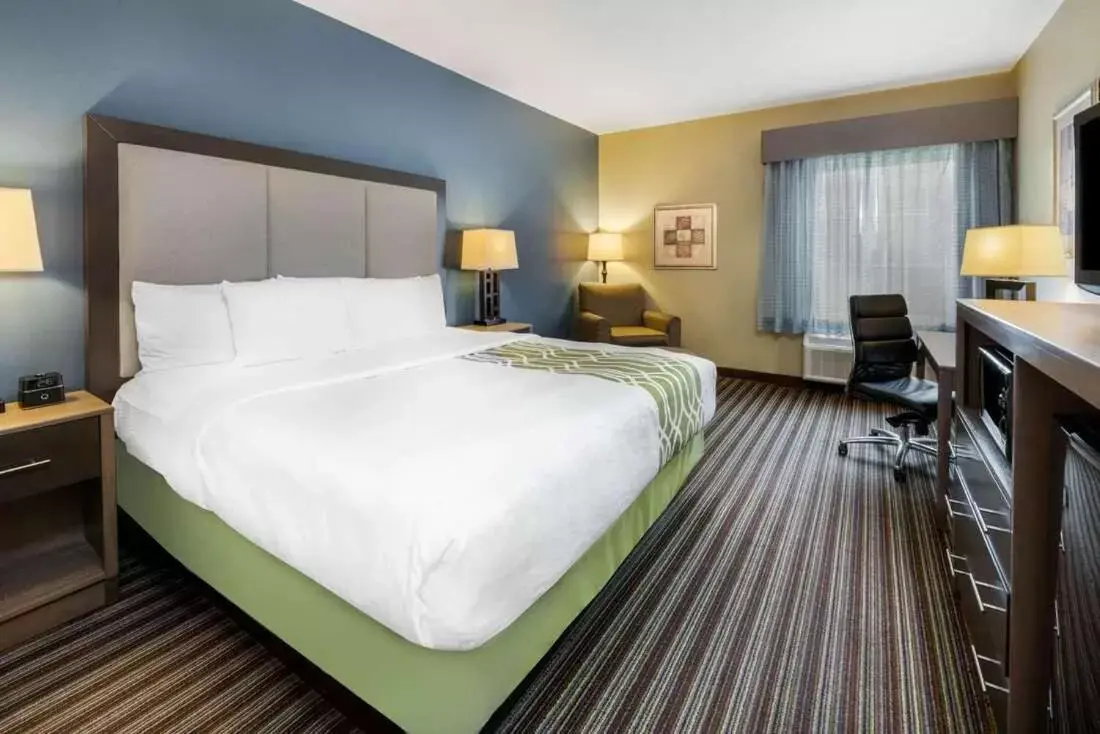 Bed in La Quinta Inn & Suites by Wyndham Broussard - Lafayette Area