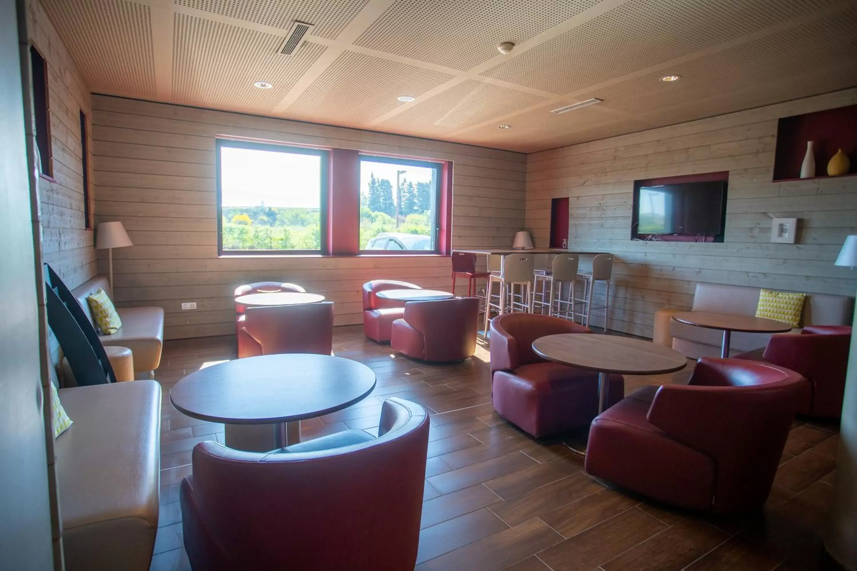 Communal lounge/ TV room, Lounge/Bar in Campanile Carcassonne Est - La Cité