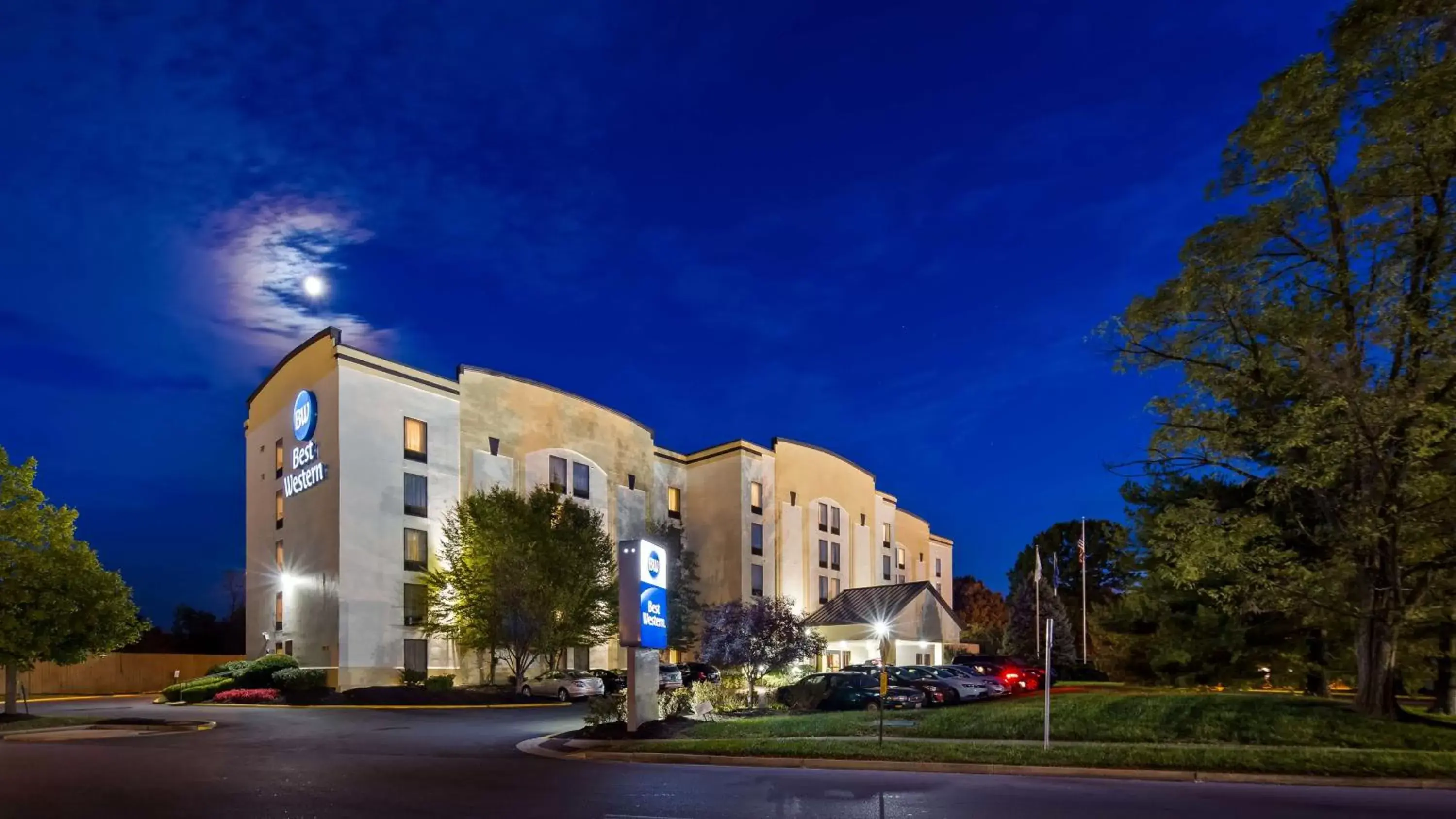 Property Building in Best Western Louisville East Inn & Suites