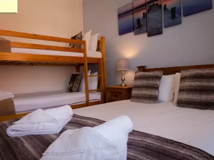 Bedroom, Bunk Bed in Stonehenge Inn & Shepherd's Huts