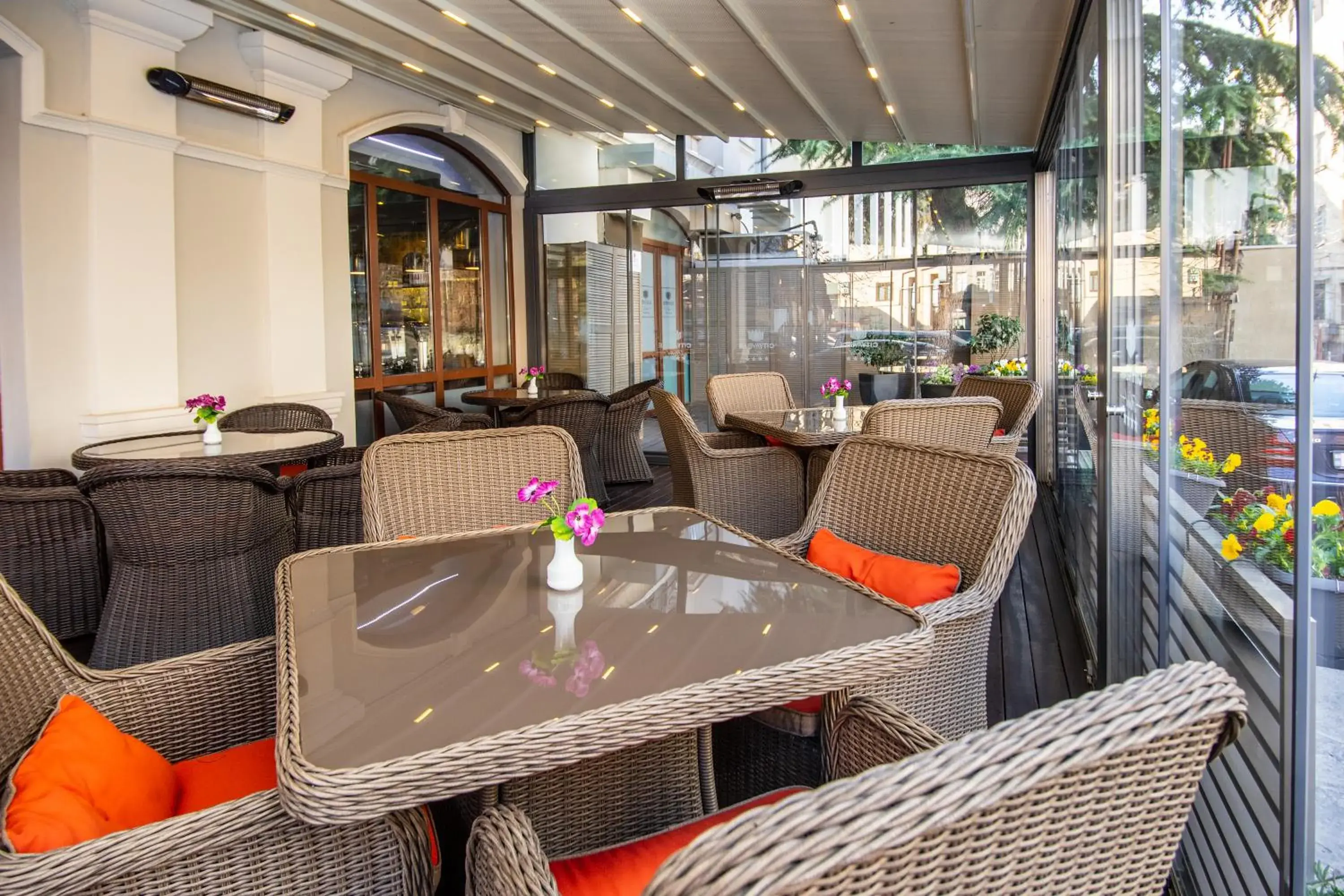 Balcony/Terrace, Restaurant/Places to Eat in City Avenue Hotel