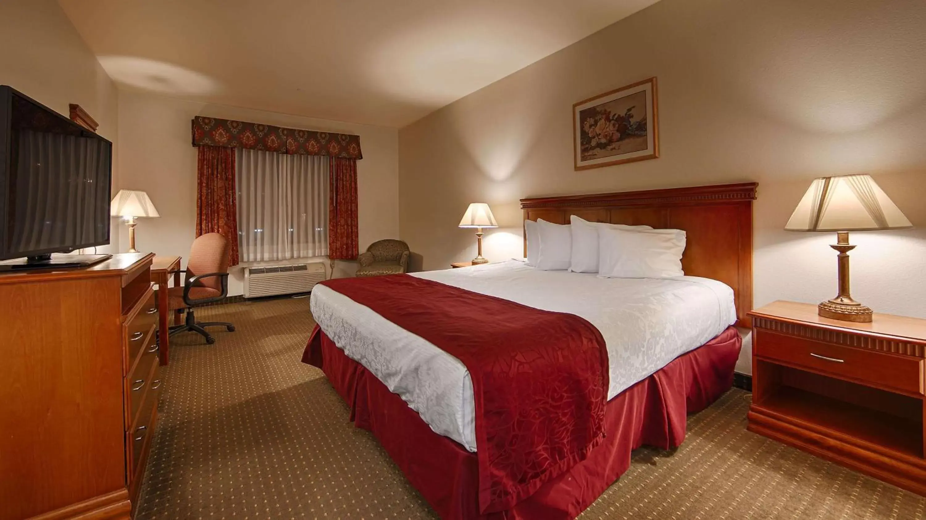 Photo of the whole room, Bed in Best Western Plus Lake Elsinore Inn & Suites