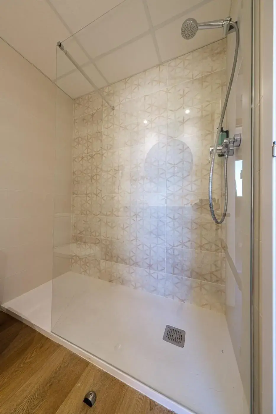 Shower, Bathroom in Hotel California Garden