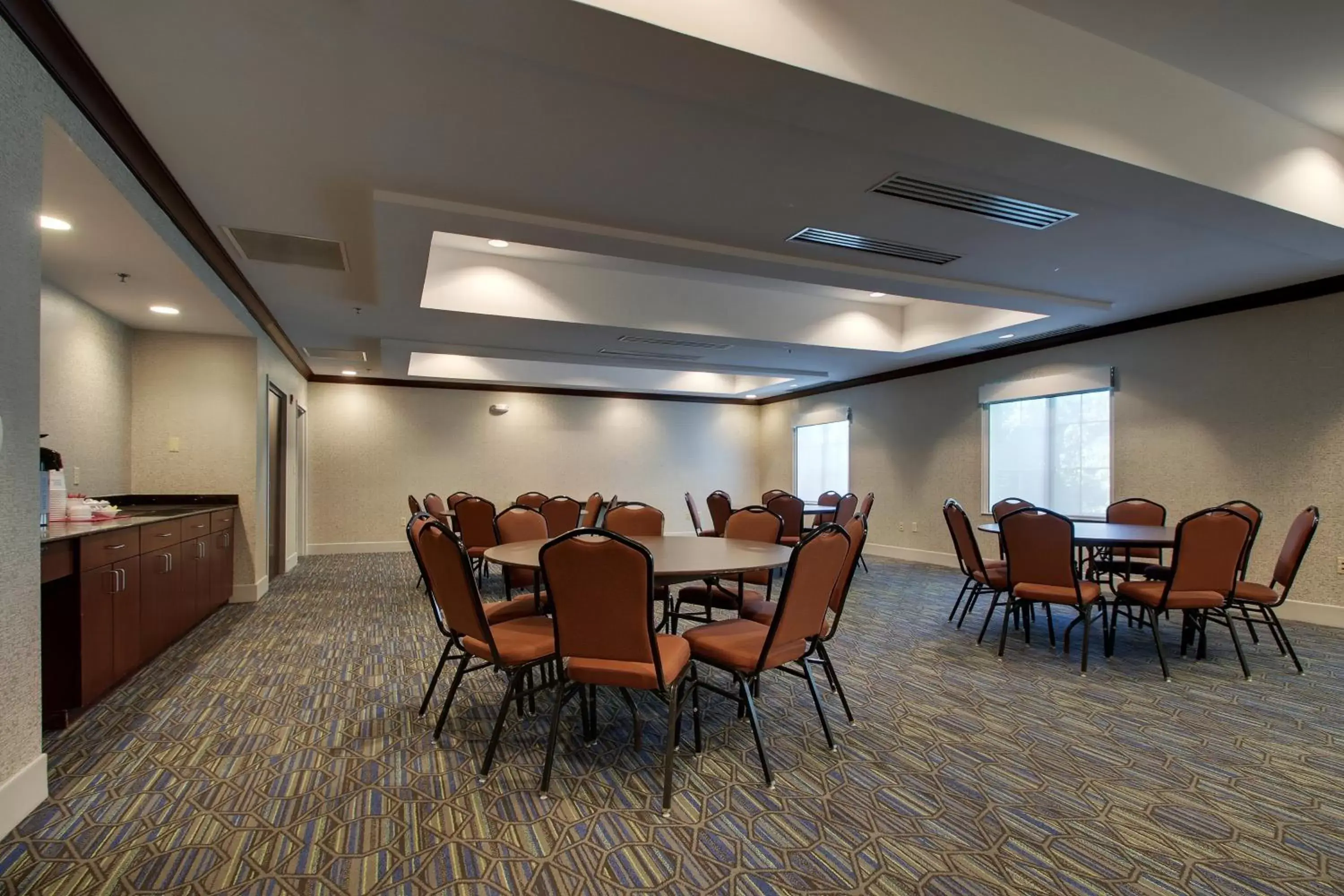 Meeting/conference room in Holiday Inn Express Hotel & Suites Middleboro Raynham, an IHG Hotel