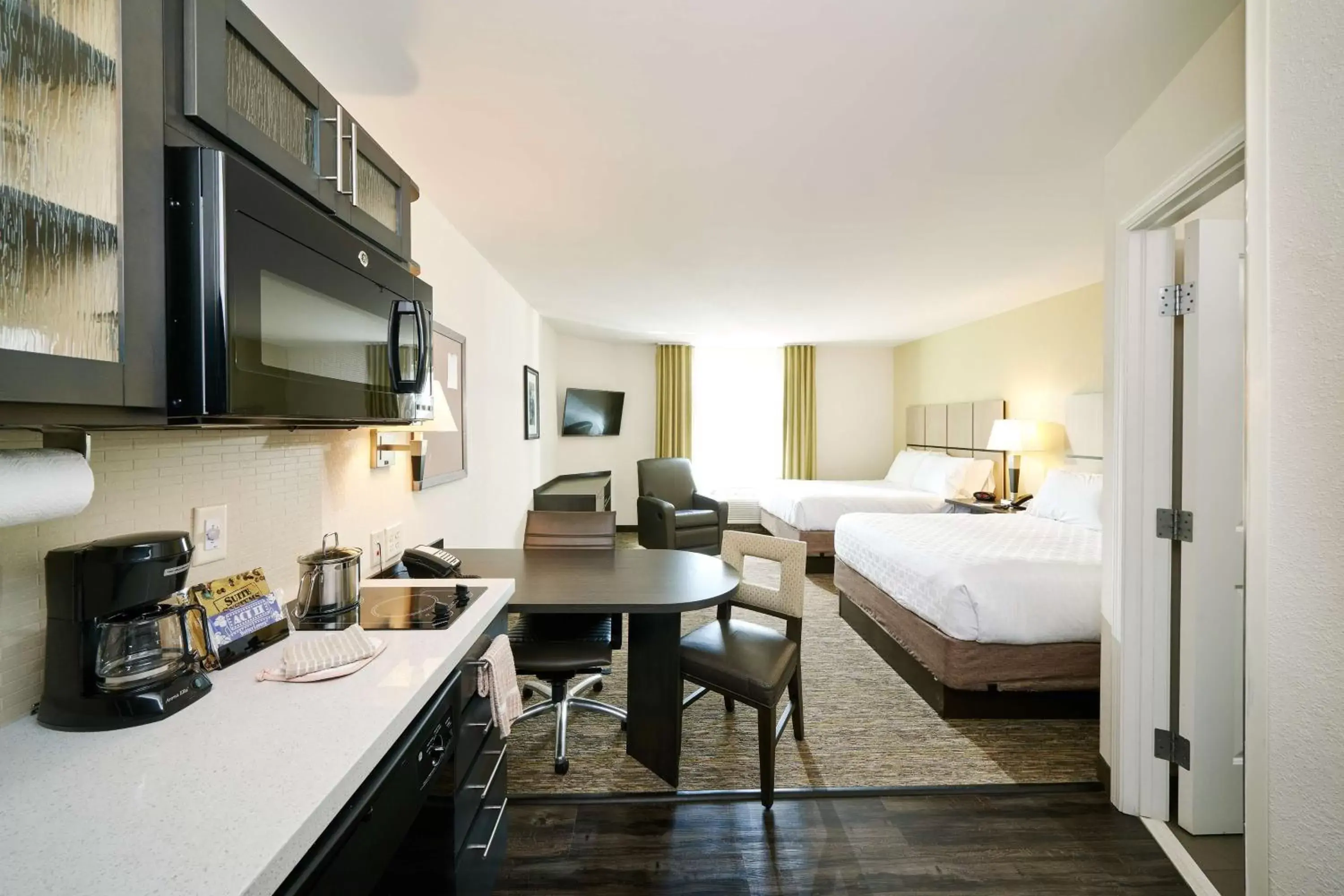 Photo of the whole room, Kitchen/Kitchenette in Sonesta Simply Suites Baltimore BWI Airport