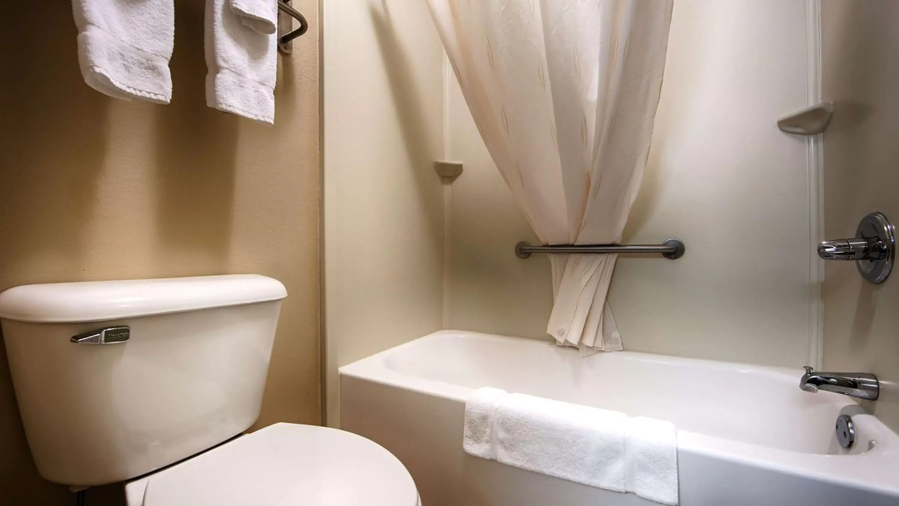 King Suite in Baymont by Wyndham Marion, OH King Suite in Baymont by Wyndham Marion, OH