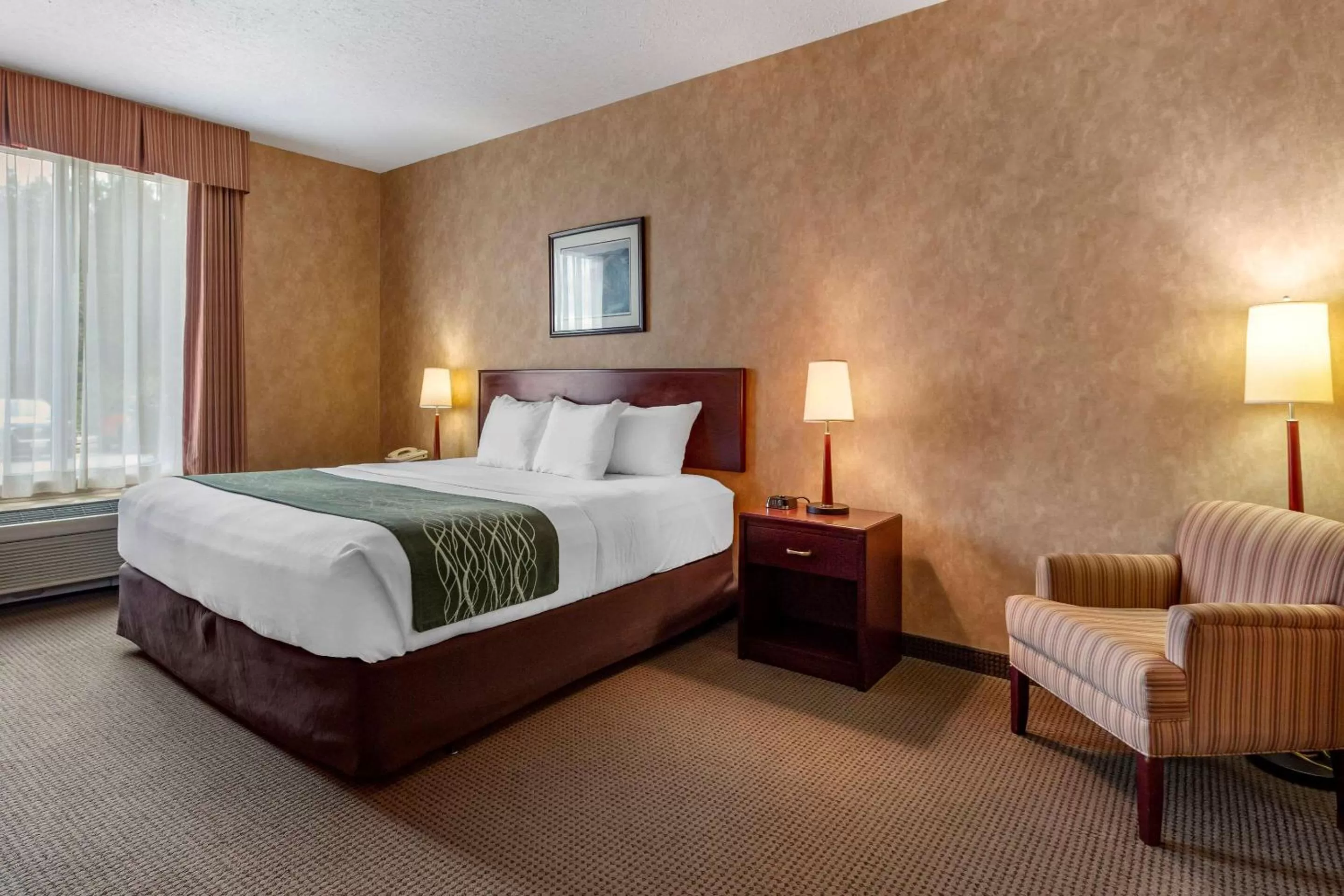 Standard King Room in Comfort Inn Sturgeon Falls
