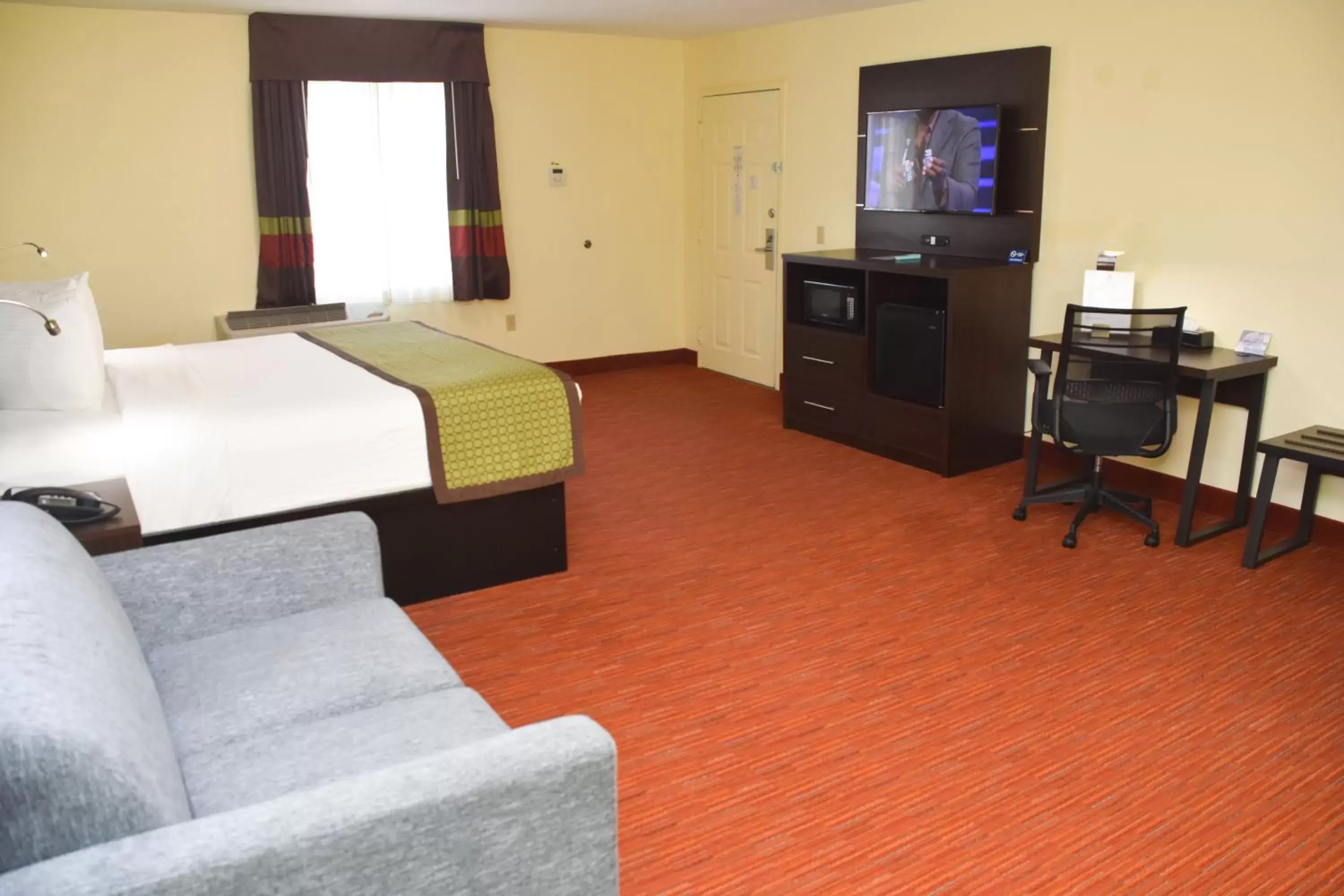 TV/Entertainment Center in SureStay Hotel by Best Western Manning
