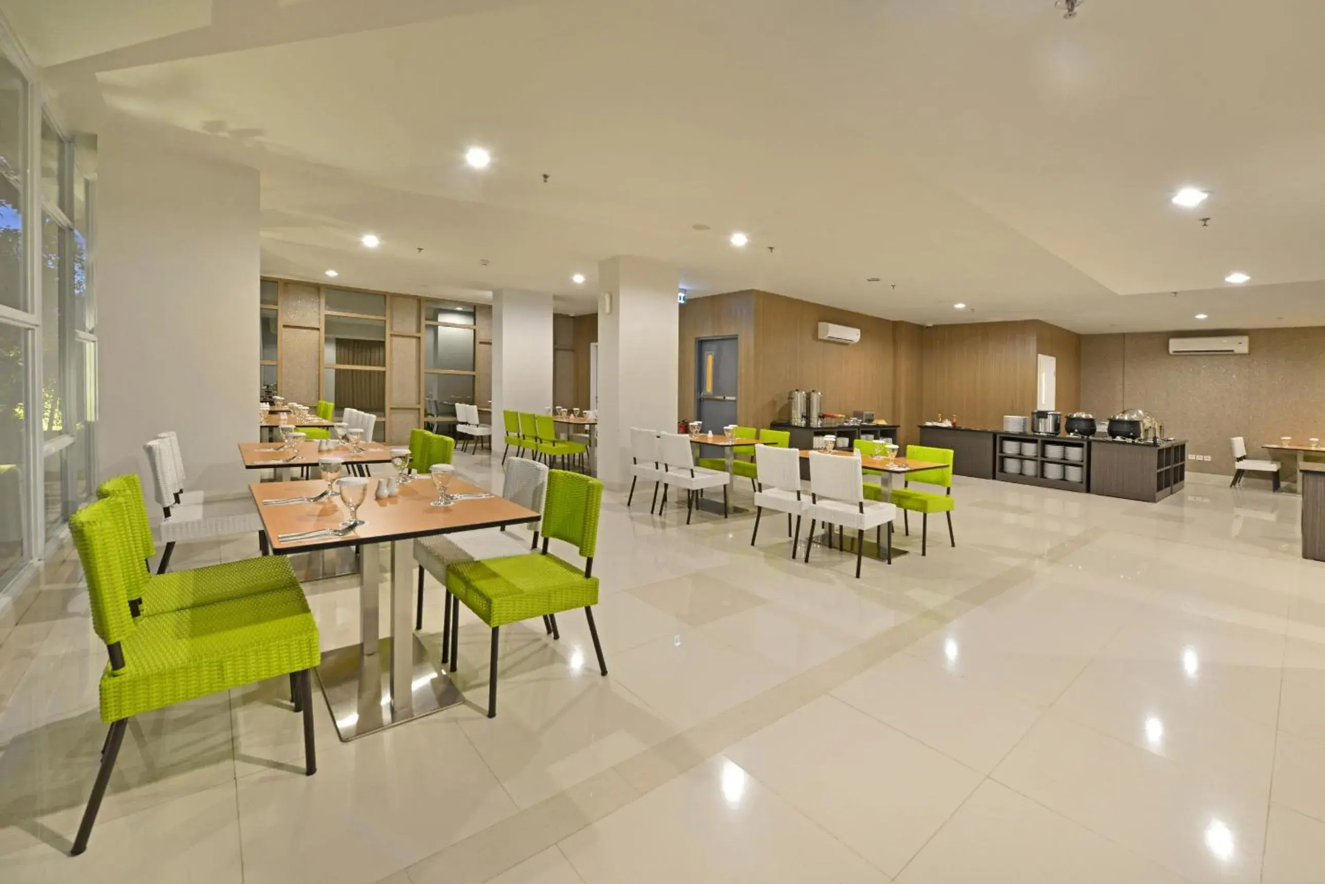 Restaurant/Places to Eat in Whiz Prime Hotel Hasanuddin Makassar