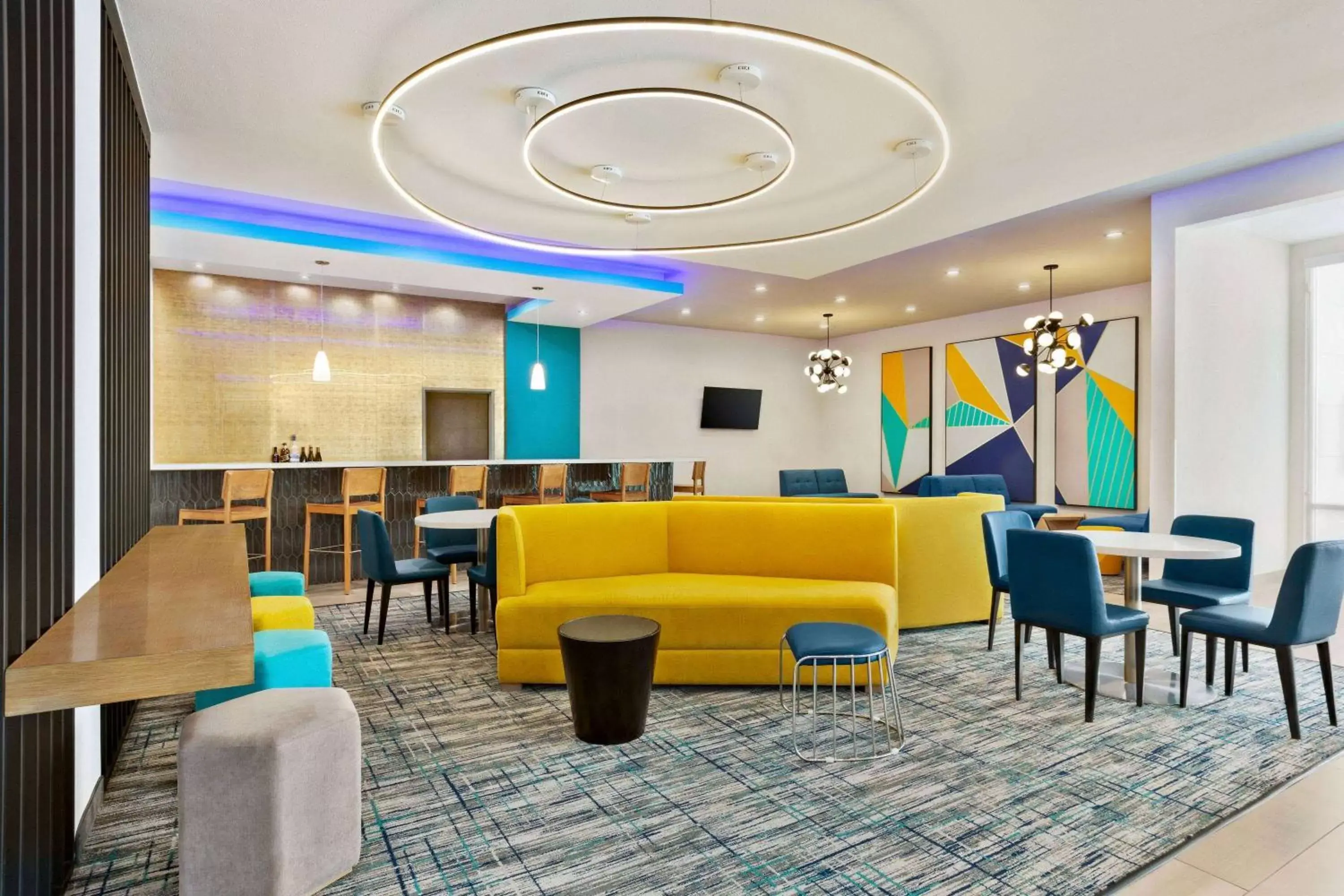 Lounge or bar in La Quinta by Wyndham Richmond-Sugarland Lounge or bar in La Quinta by Wyndham Richmond-Sugarland