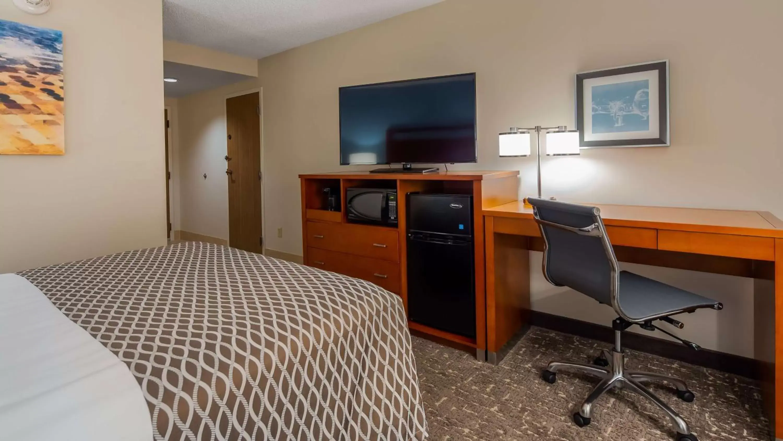 Photo of the whole room, TV/Entertainment Center in Best Western Plus Bellingham