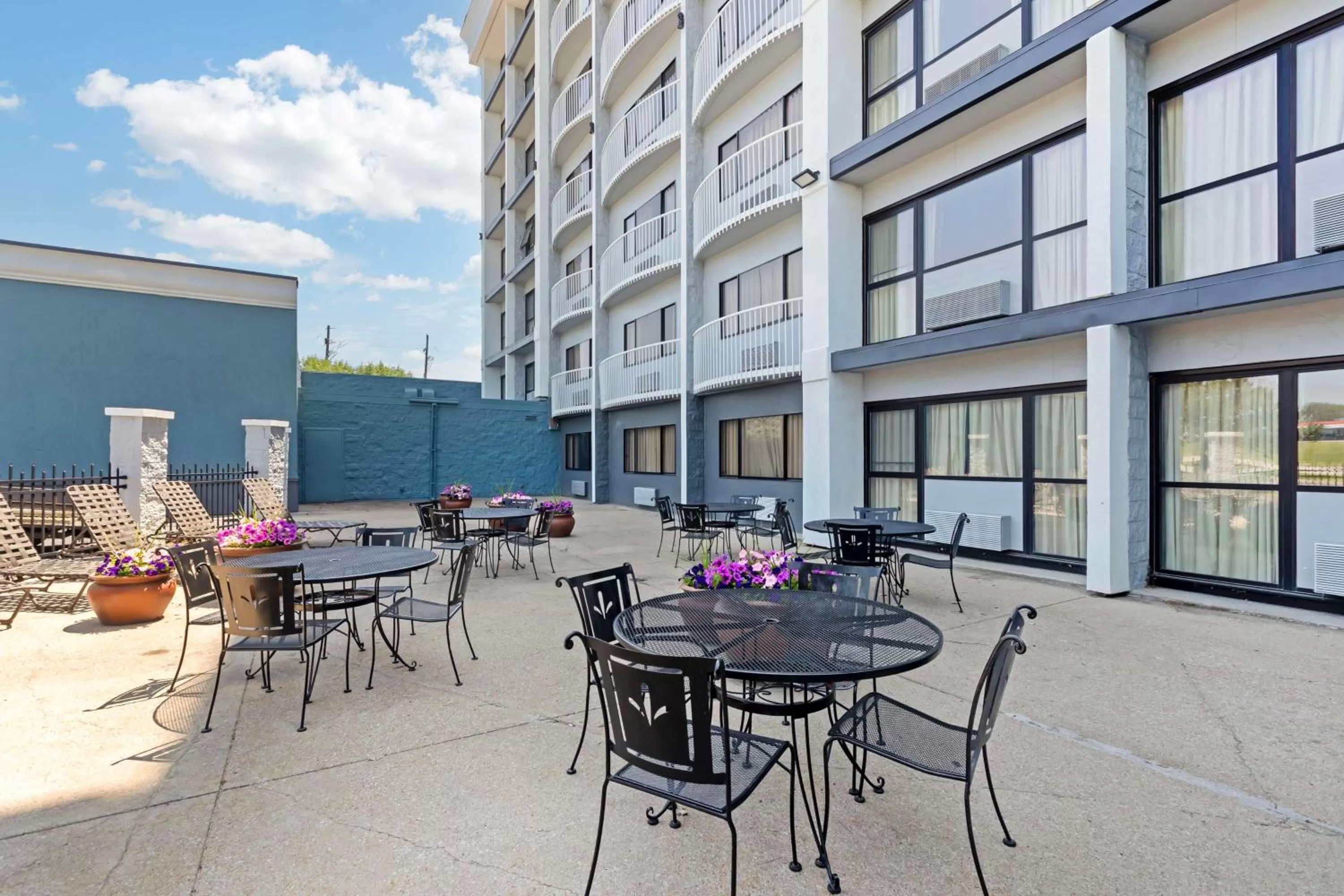 Property building in Best Western Plus Midwest Inn