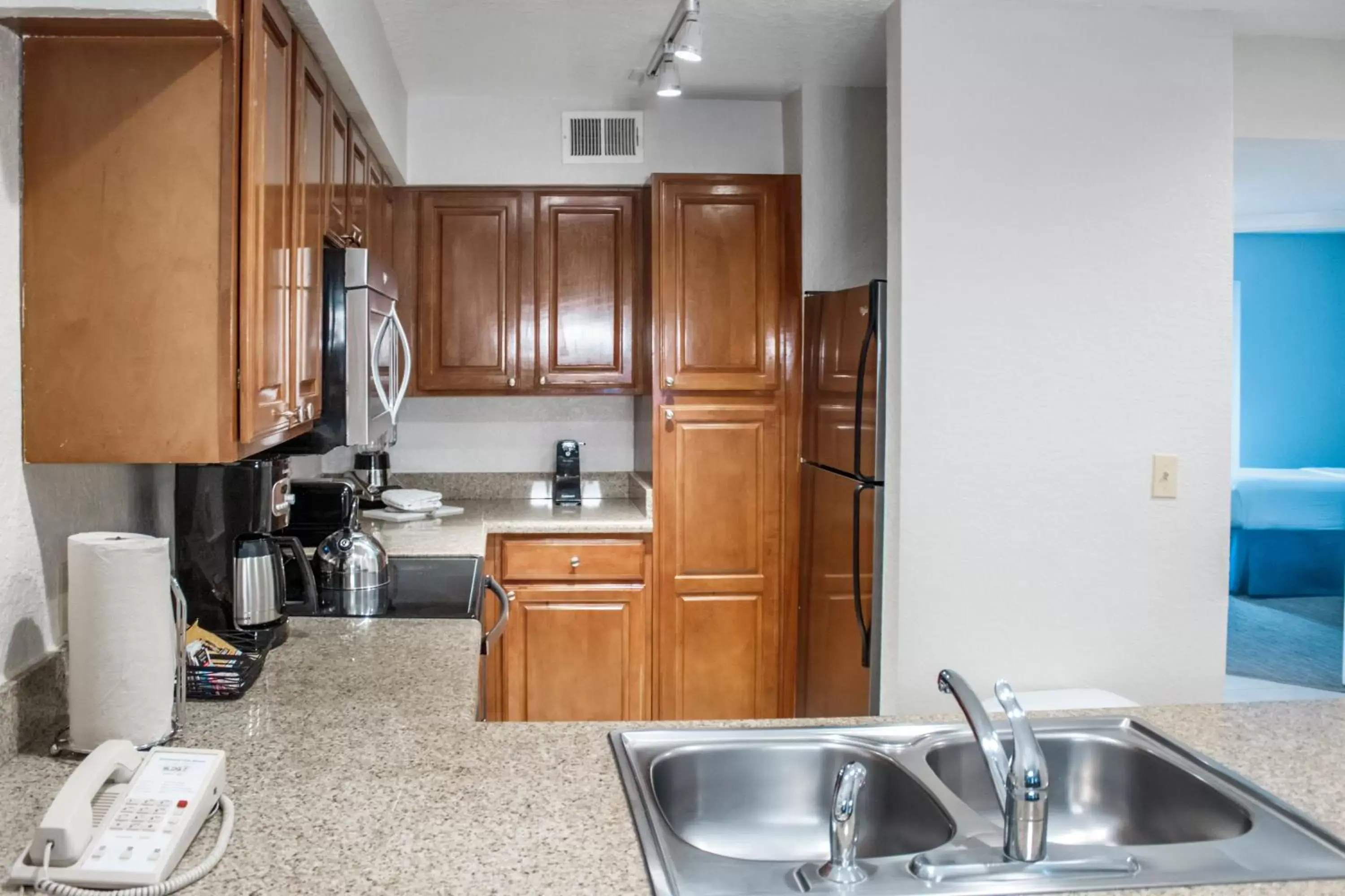 Coffee/tea facilities, Kitchen/Kitchenette in Polynesian Isles Resort