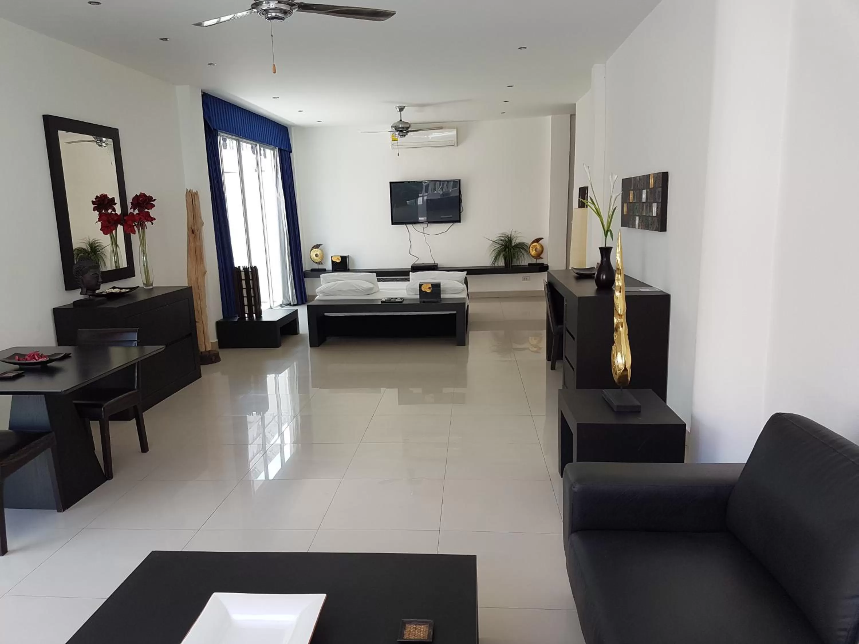 Photo of the whole room, Bed in East Suites