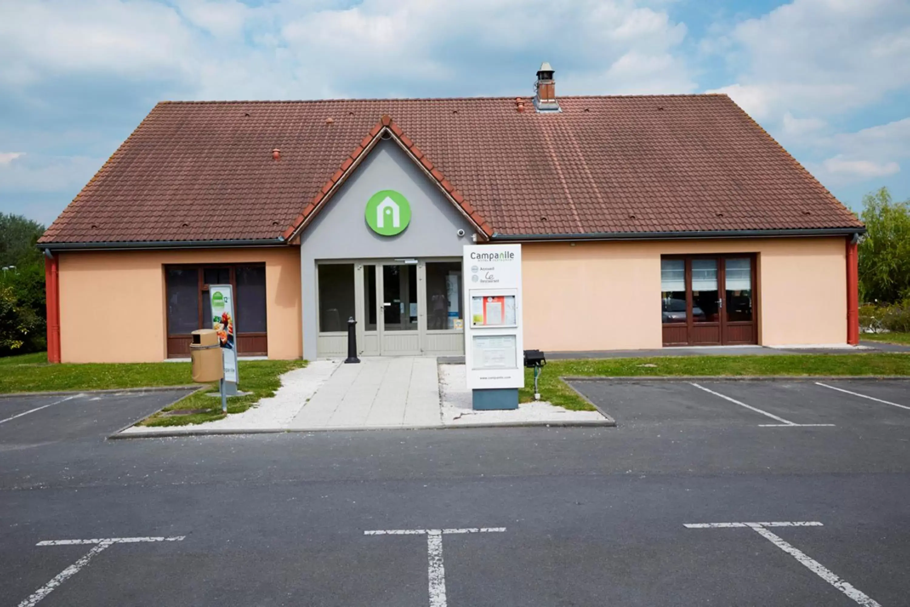 Facade/entrance, Property Building in Campanile Lille - Lomme