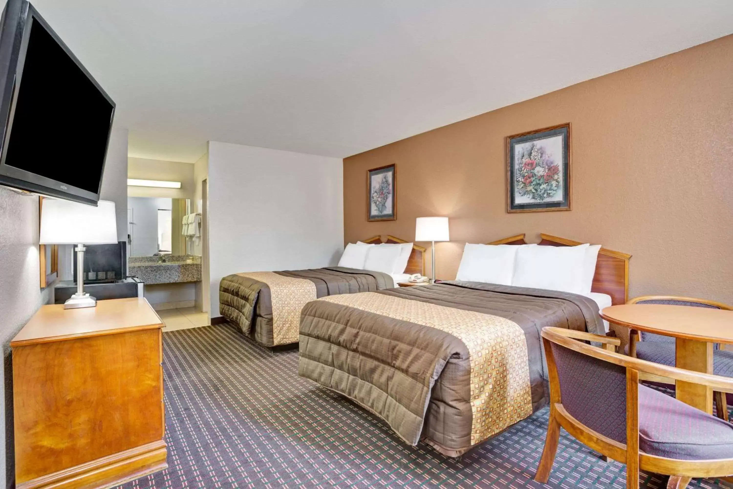 Photo of the whole room, Bed in Days Inn by Wyndham Hernando