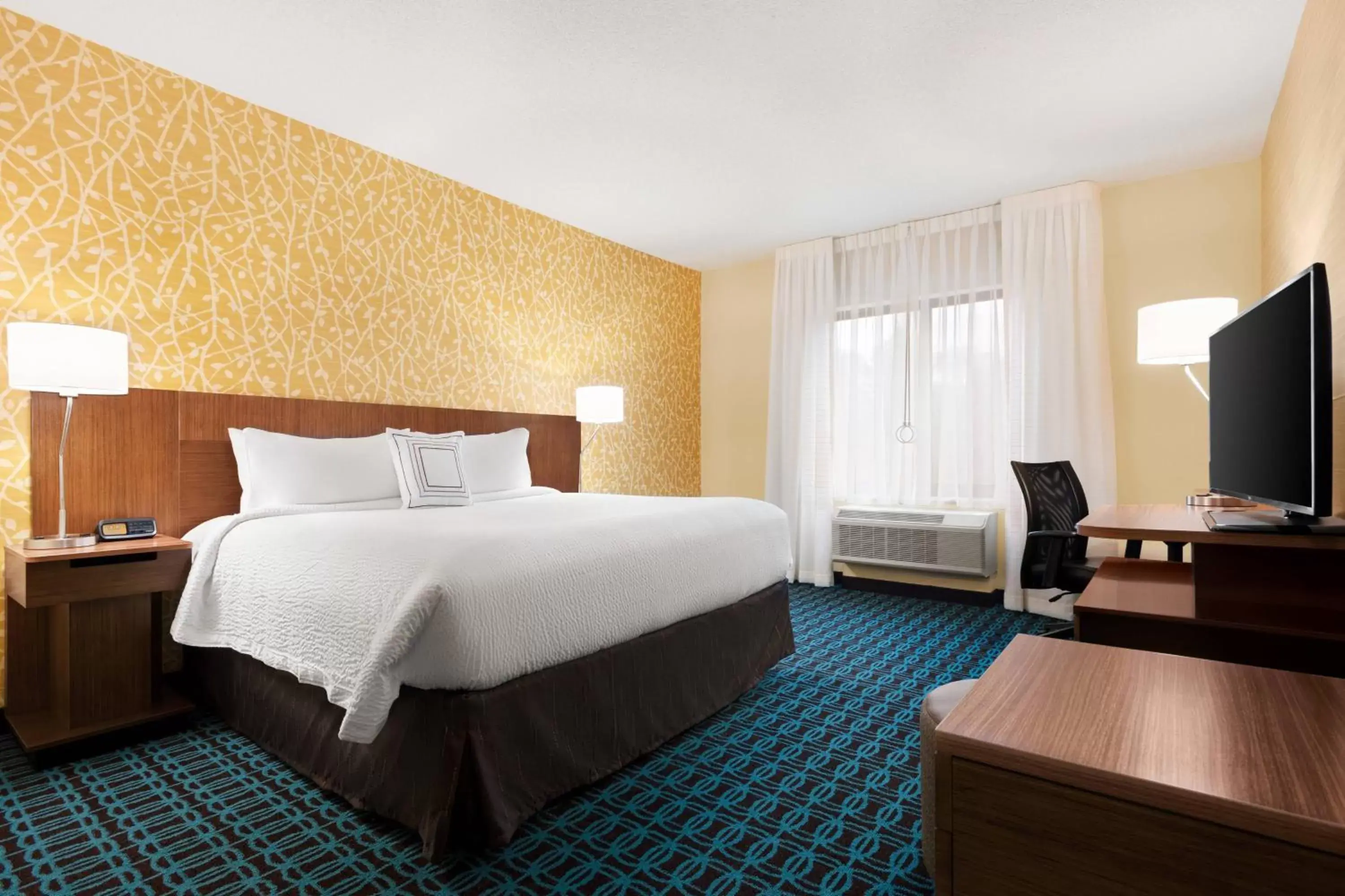 Photo of the whole room, Bed in Fairfield Inn & Suites by Marriott Charlottesville Downtown/University Area