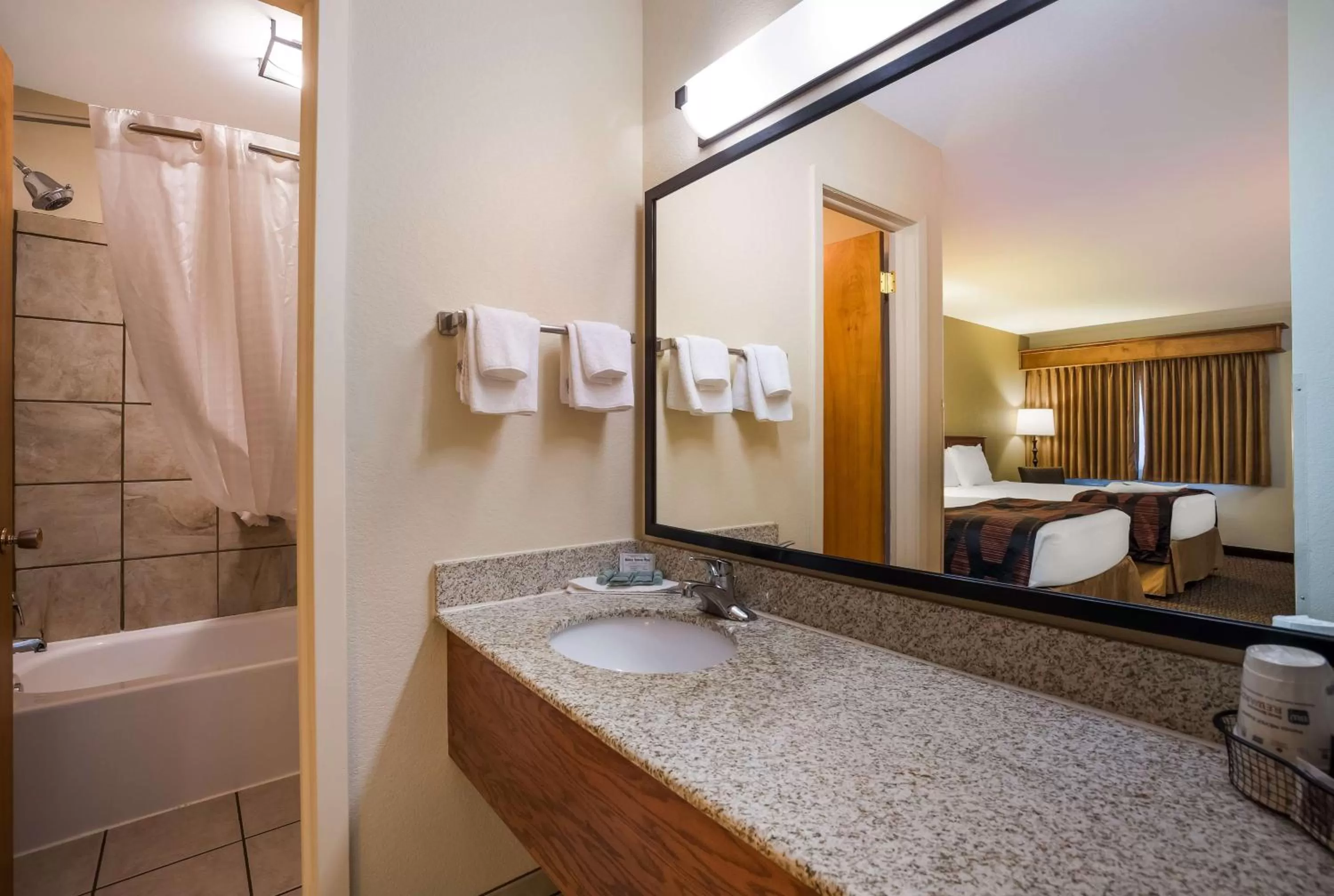 Bathroom, Bed in Best Western Plains Motel