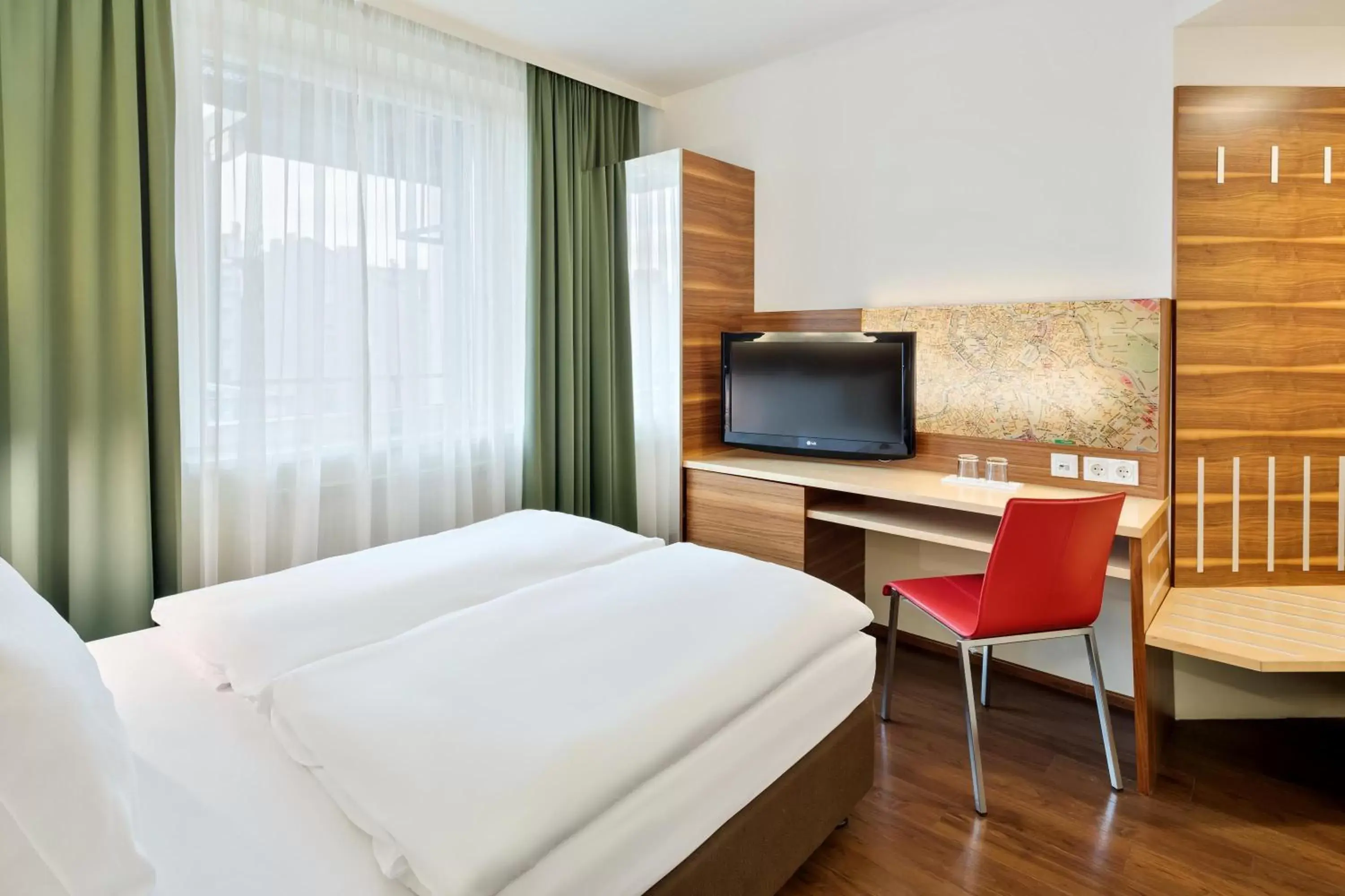 Bed, TV/Entertainment Center in Austria Trend Hotel beim Theresianum Wien