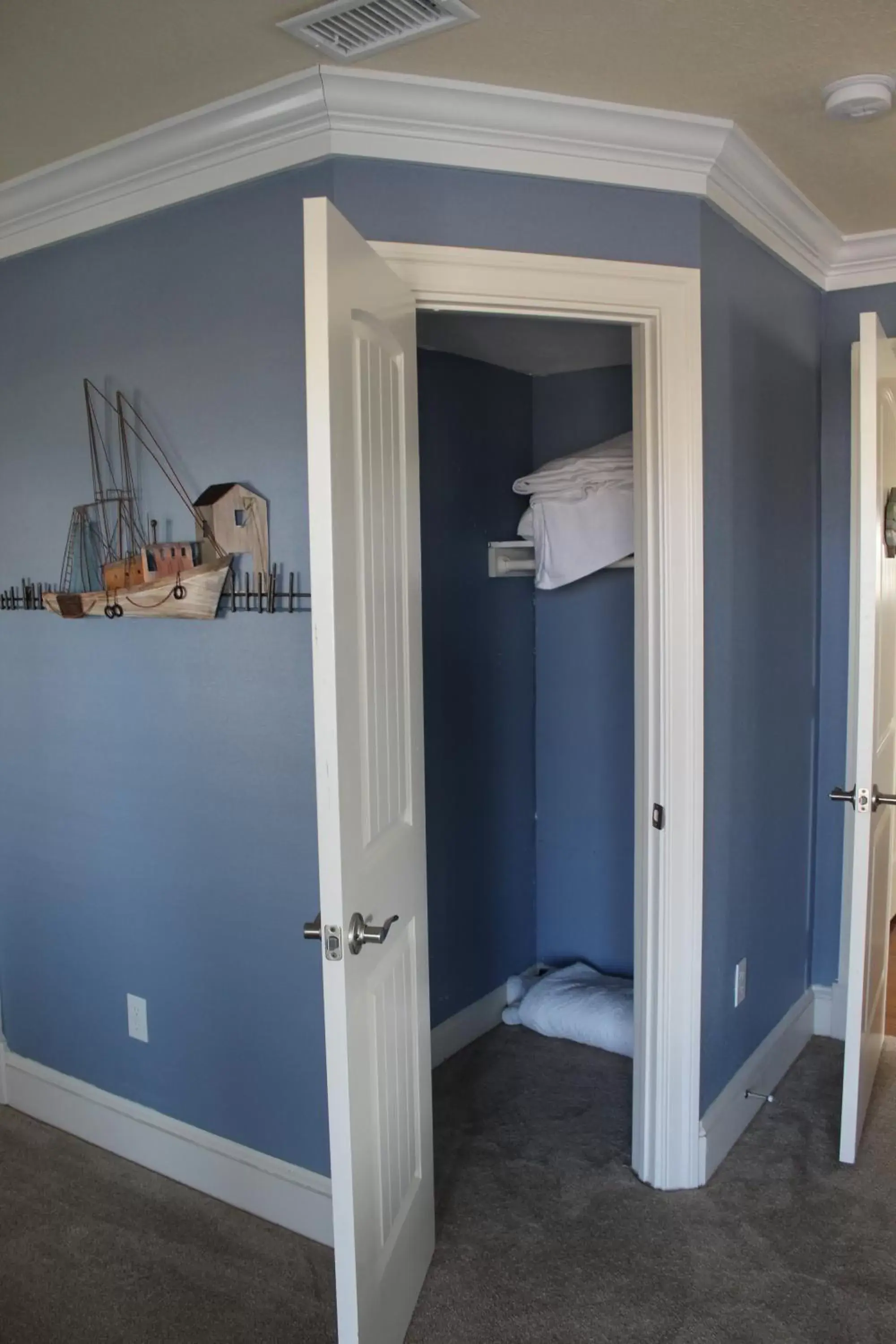 wardrobe in Pierhouse Bed & Breakfast