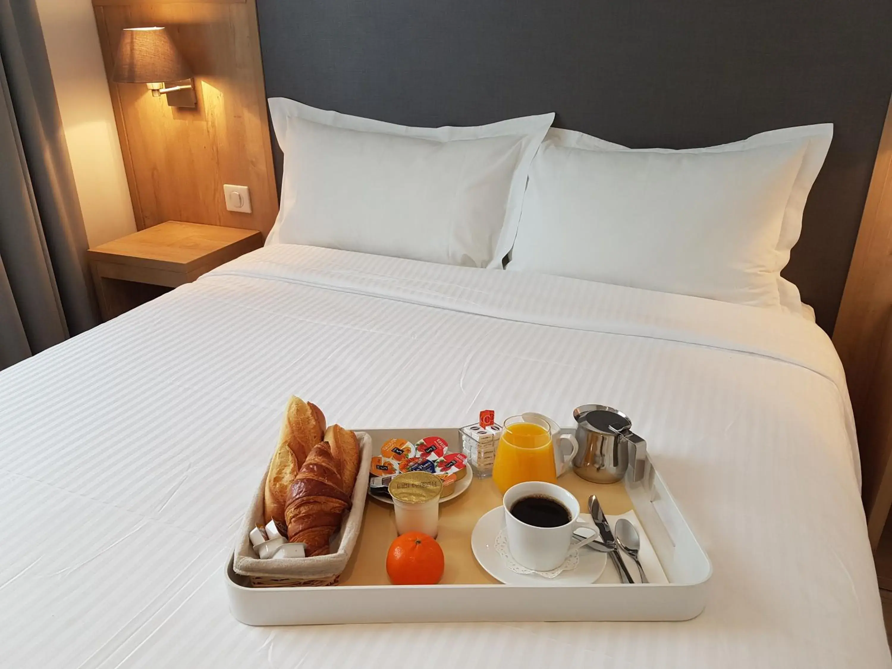 Continental breakfast, Bed in Hôtel Mary's - Caen Centre Gare Sncf