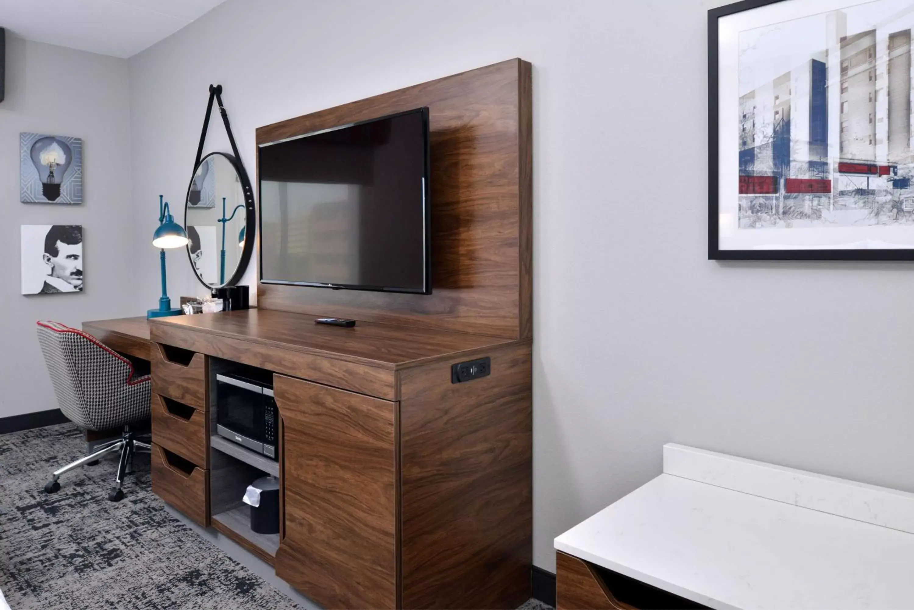 Bedroom, TV/Entertainment Center in Hampton Inn & Suites Greensboro Downtown, Nc