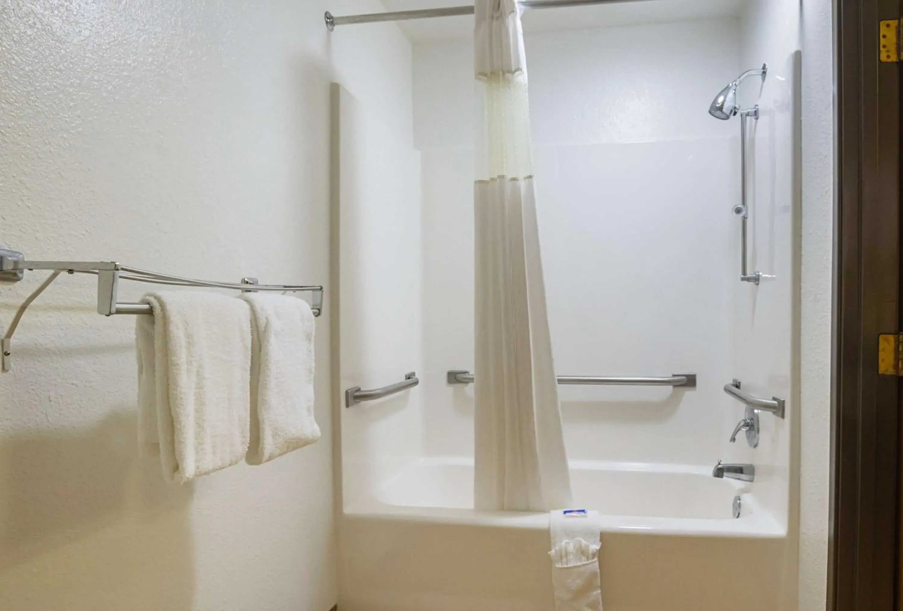 Shower, Bathroom in Motel 6-Waterloo, IA - Crossroads Mall - Cedar Falls