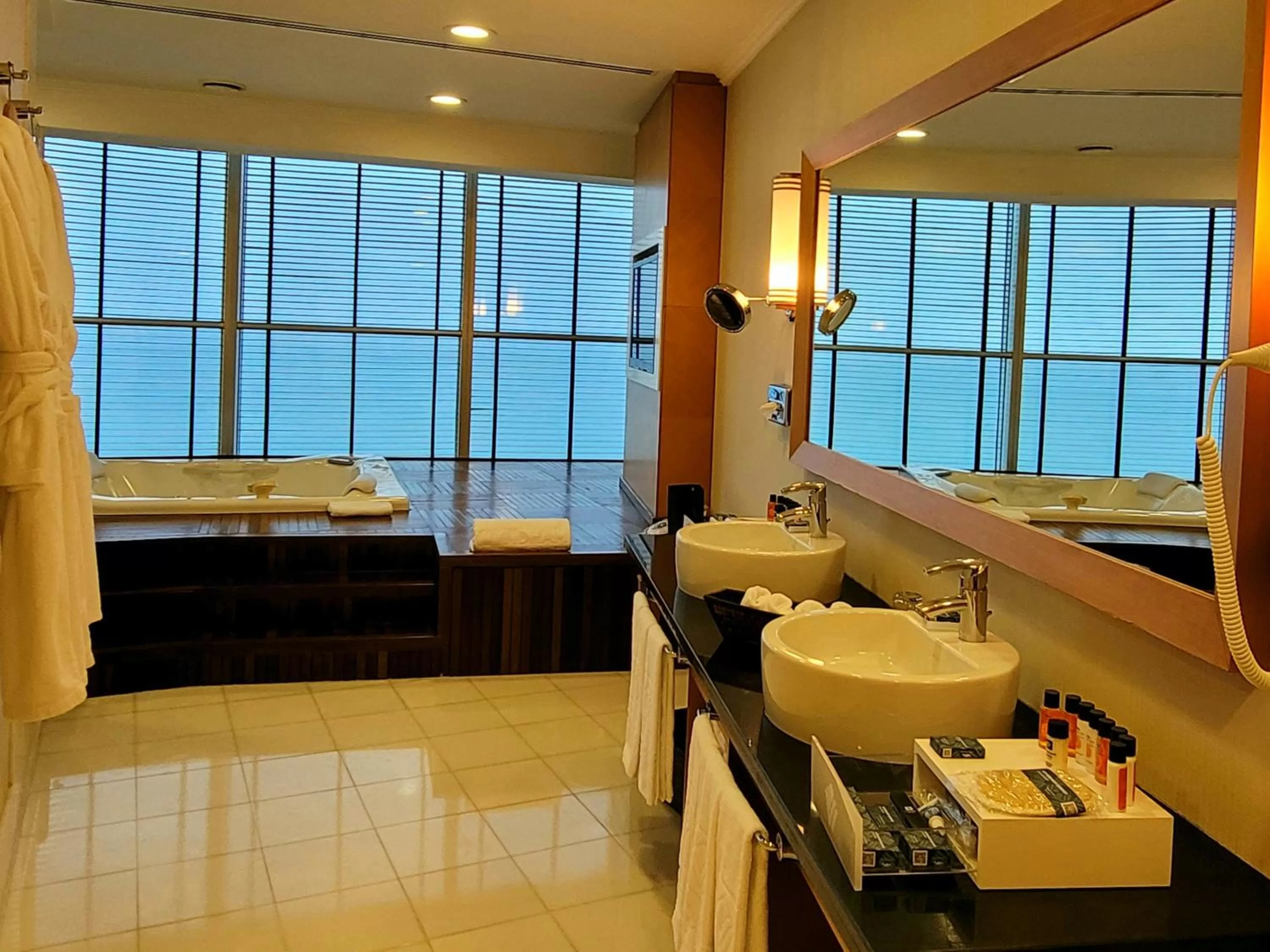 Bathroom, Bed in Wyndham Grand Izmir Ozdilek Thermal & Spa