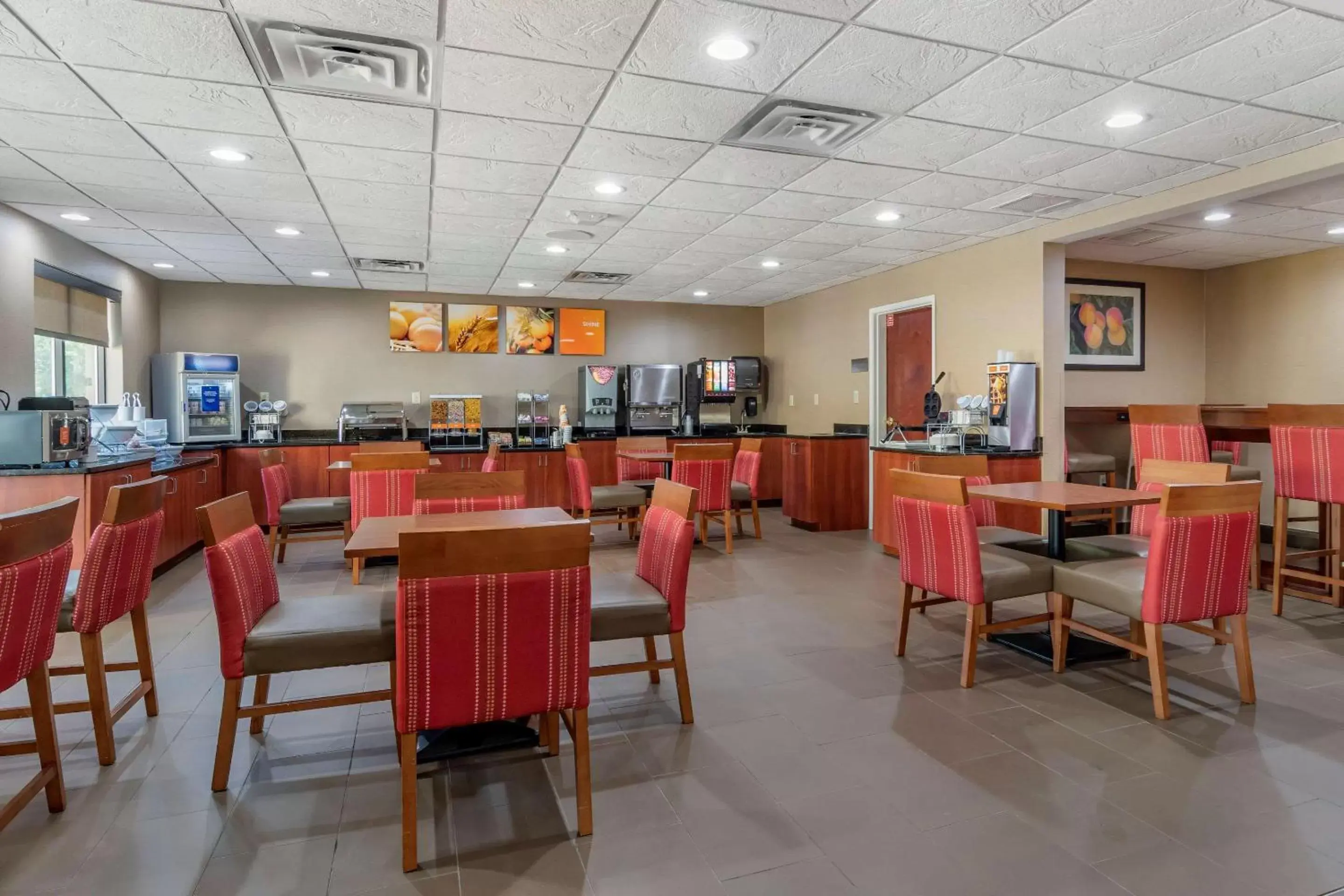 Restaurant/Places to Eat in Comfort Suites Woodstock