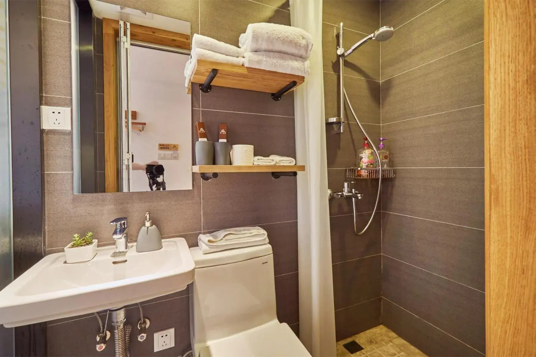 Shower, Bathroom in Hangzhou Yueshang Yunshe Boutique Hostel