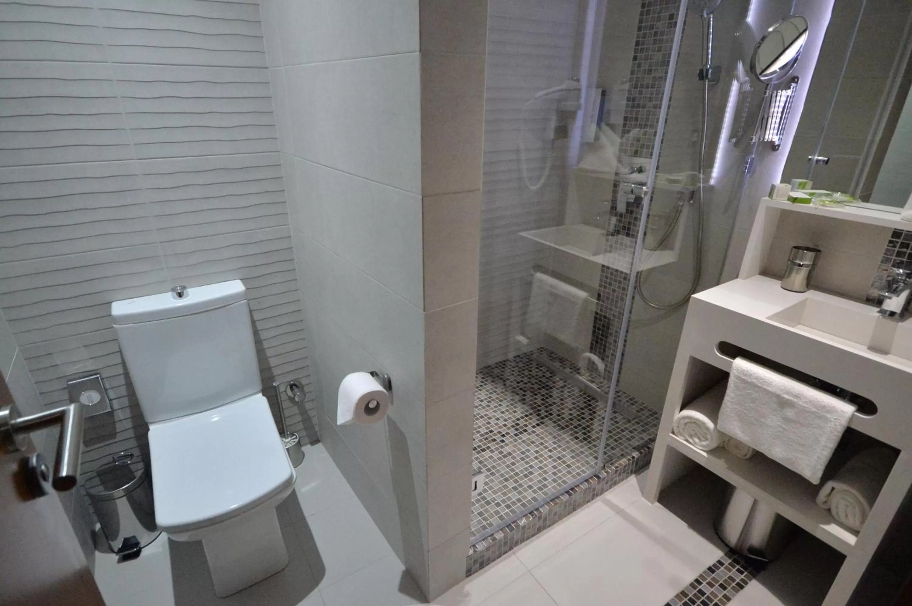 Shower in Le 22 Appart'Hotel