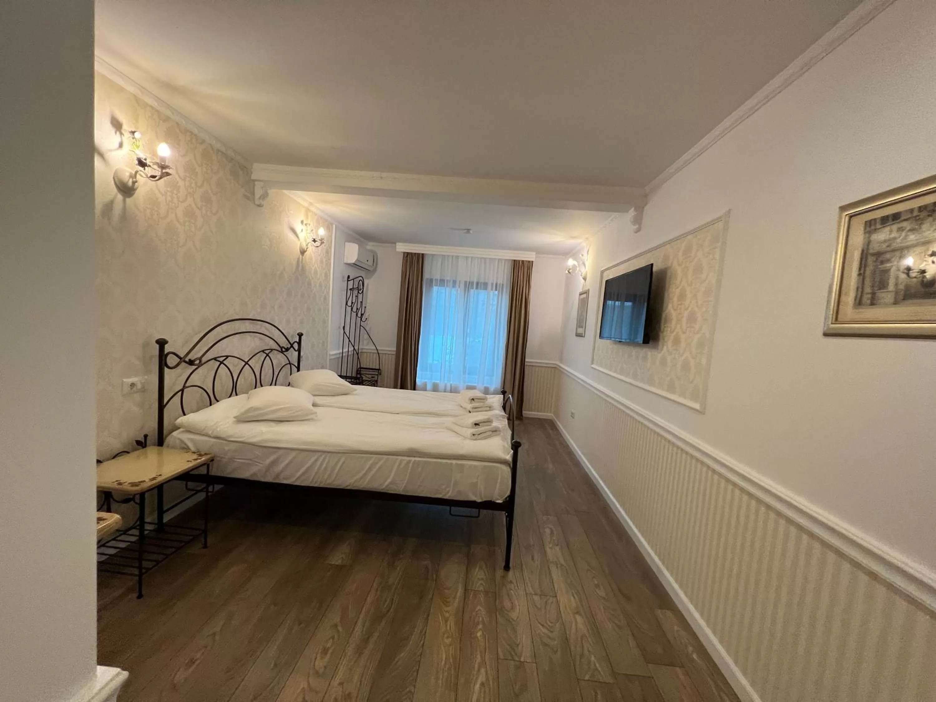 Bed in Hotel Boutique Cathedral Plaza Residences room for rent downtown