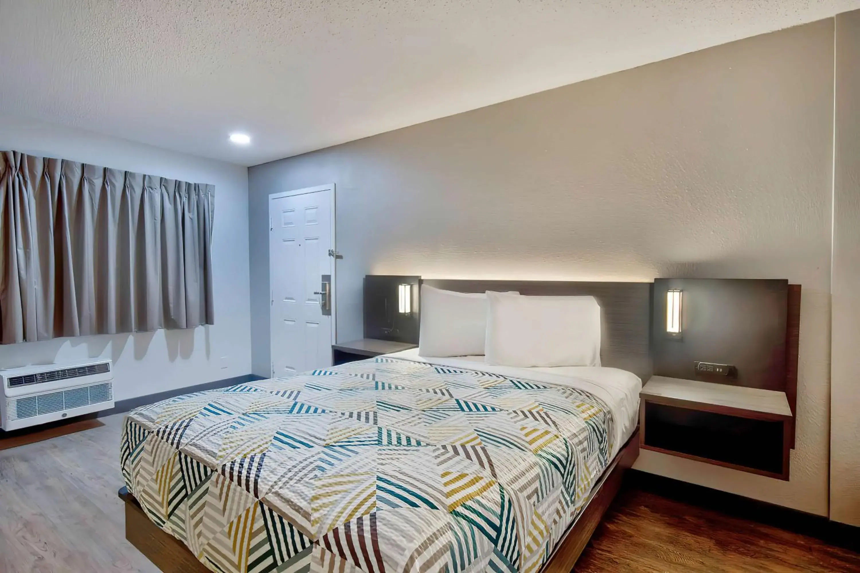 Bedroom, Bed in Motel 6-Vallejo, CA - Six Flags West Bedroom, Bed in Motel 6-Vallejo, CA - Six Flags West