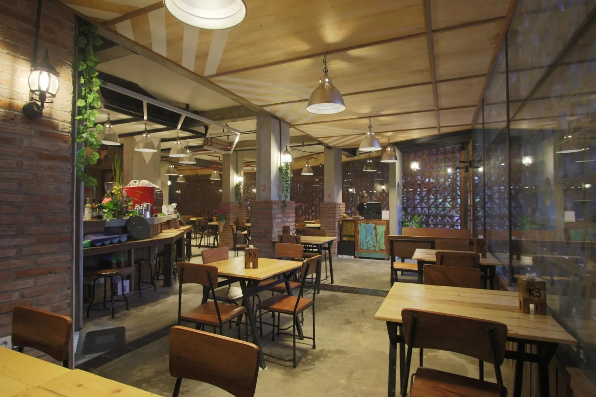 Restaurant/Places to Eat in J Hotel Kuta