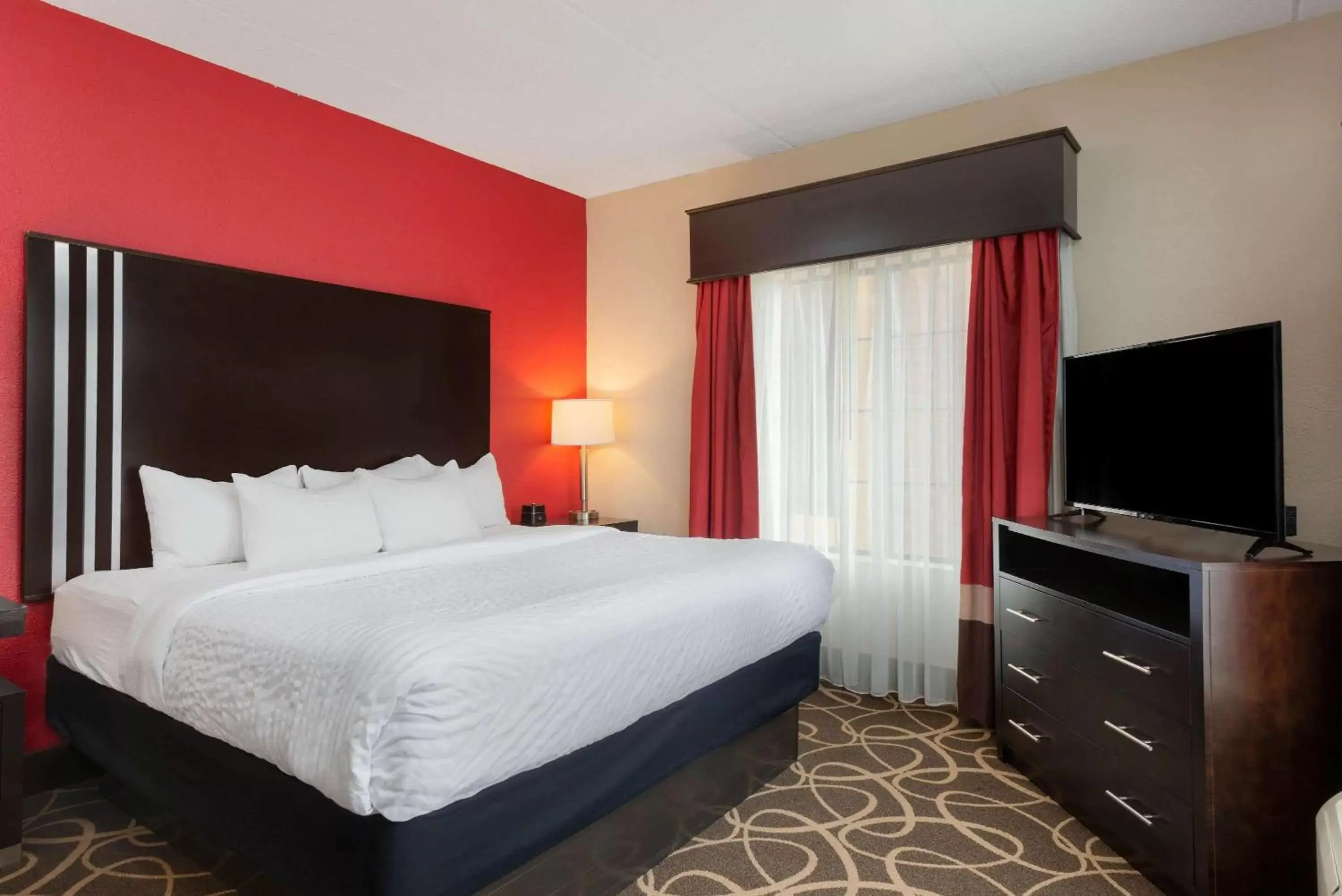 Photo of the whole room, Bed in La Quinta Inn & Suites - New River Gorge National Park