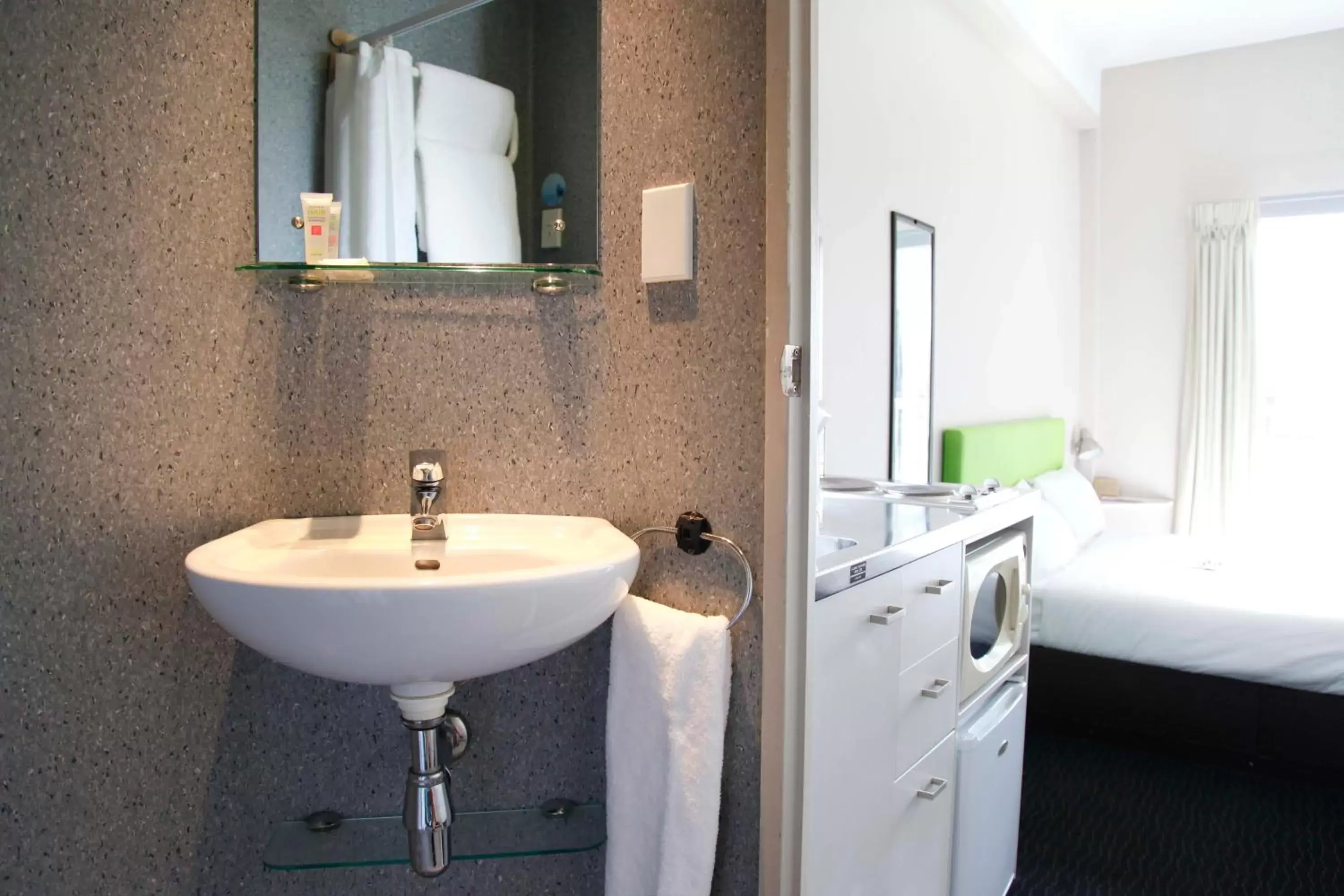 Bathroom in ibis budget Auckland Central