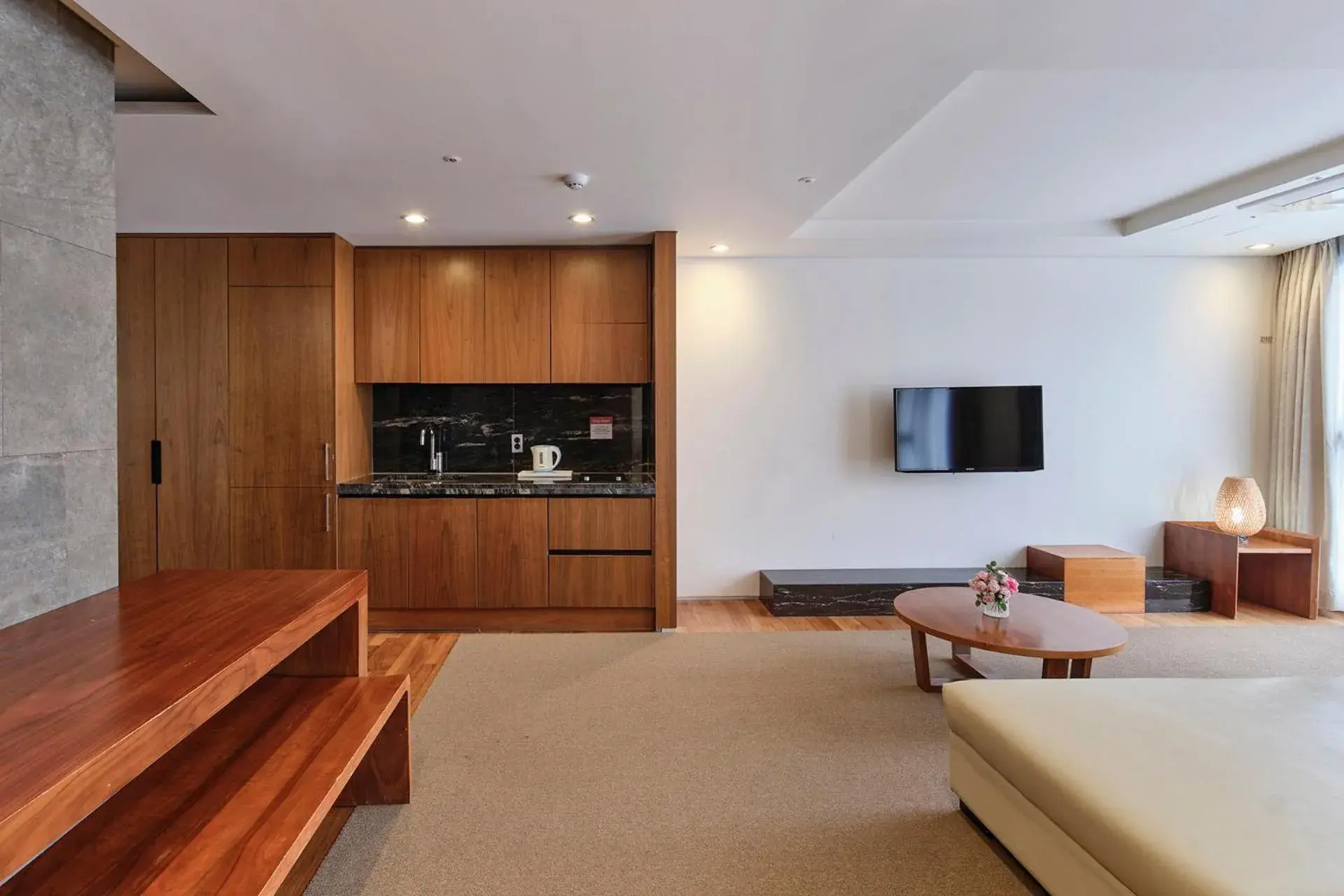 Kitchen or kitchenette, Seating Area in The Island Blue Hotel