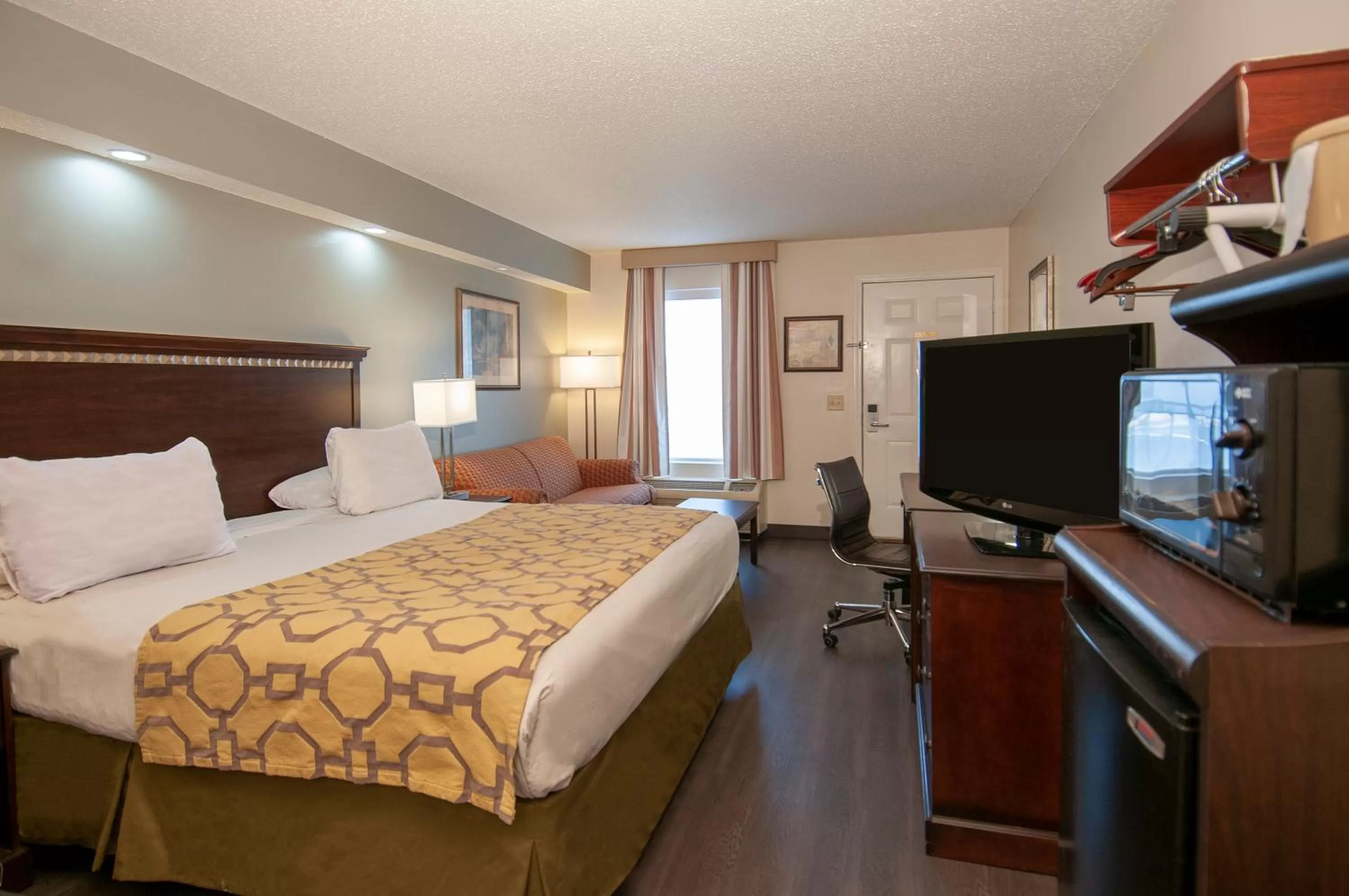 Photo of the whole room, Bed in Baymont by Wyndham Tuscaloosa
