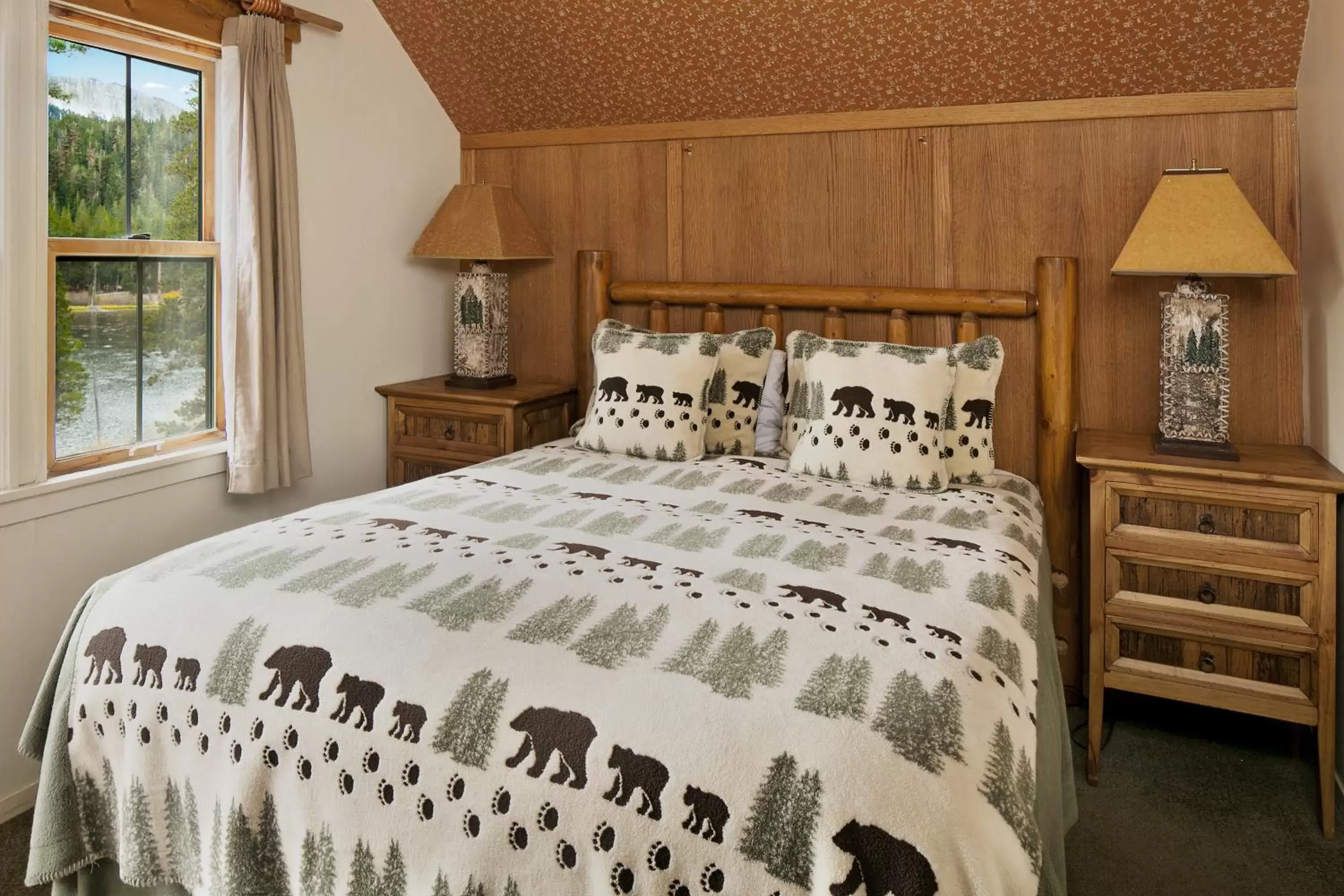 Bedroom, Bed in Tamarack Lodge