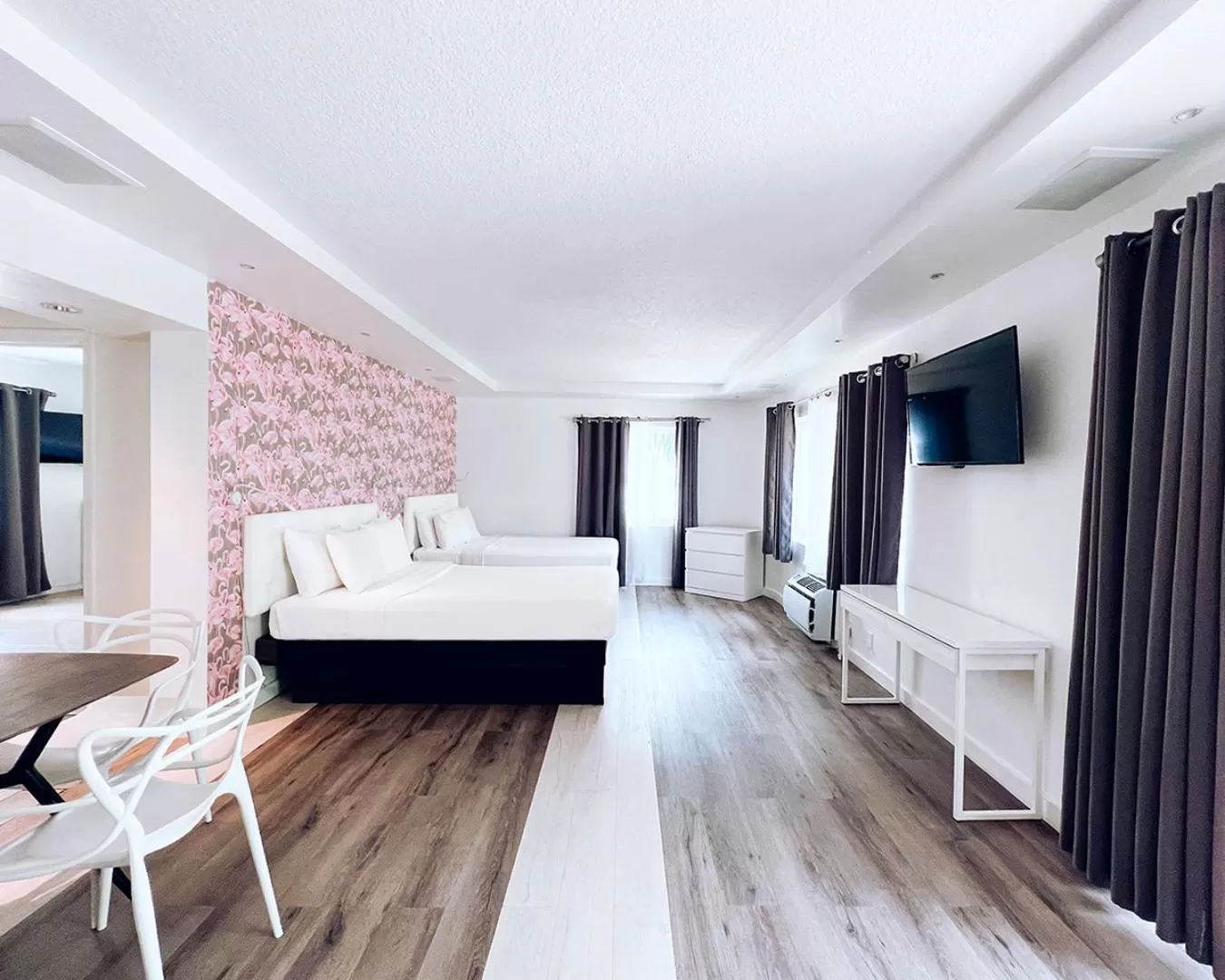 TV and multimedia, Bed in North Beach Hotel