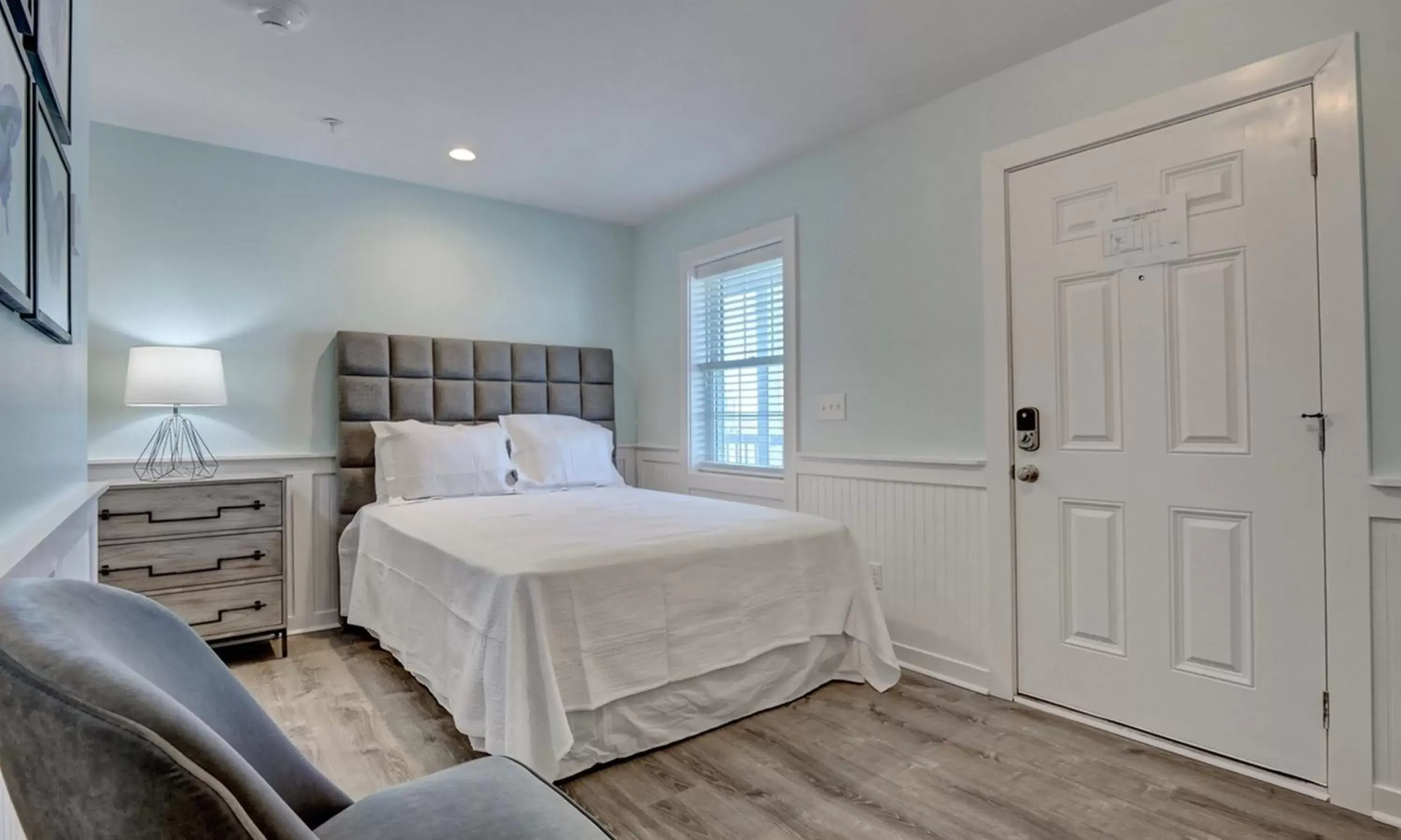 Bed in Loggerhead Inn and Suites by Carolina Retreats