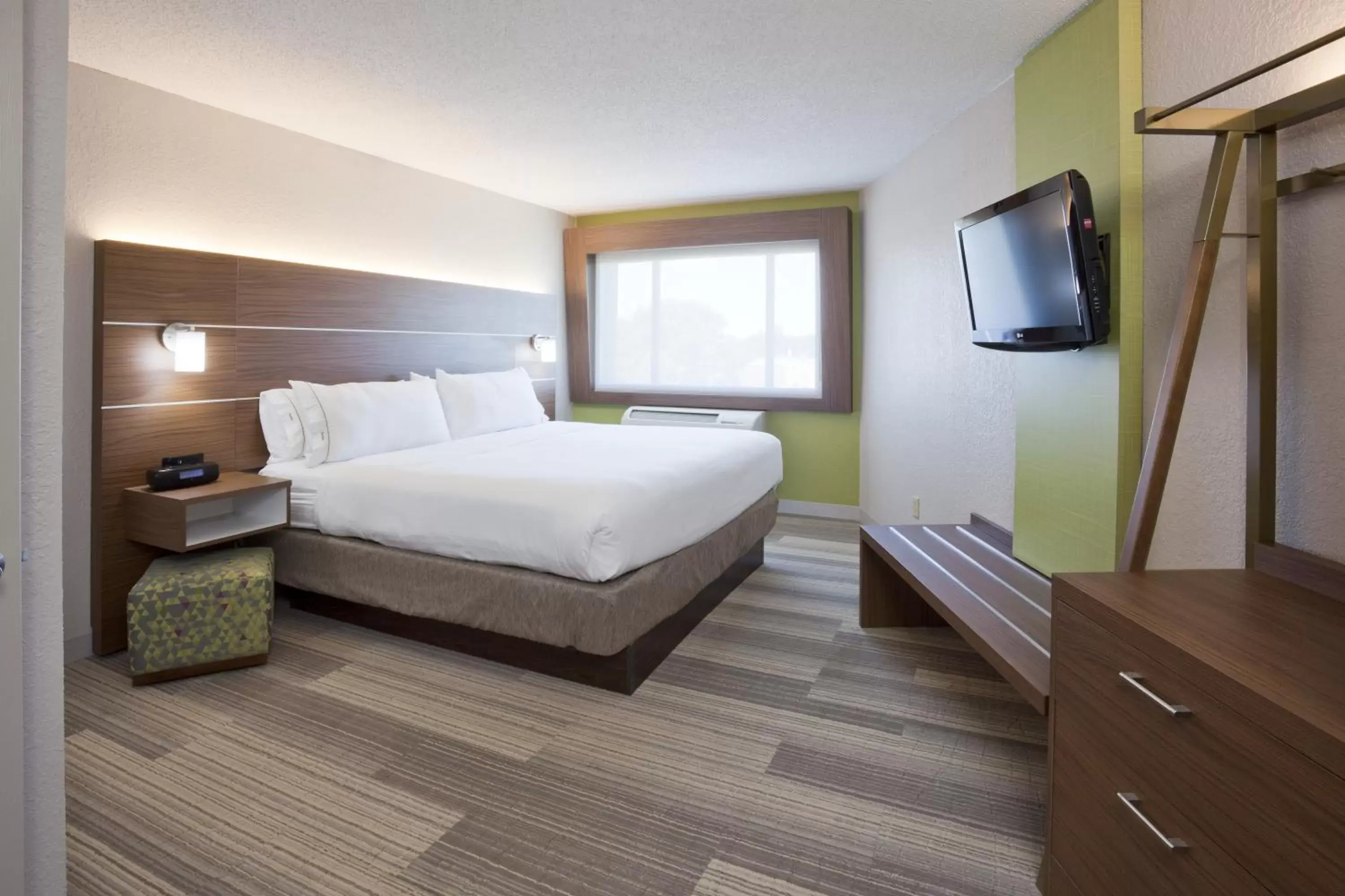 Bedroom, Bed in Holiday Inn Express Hotel & Suites Minneapolis-Golden Valley, an IHG Hotel