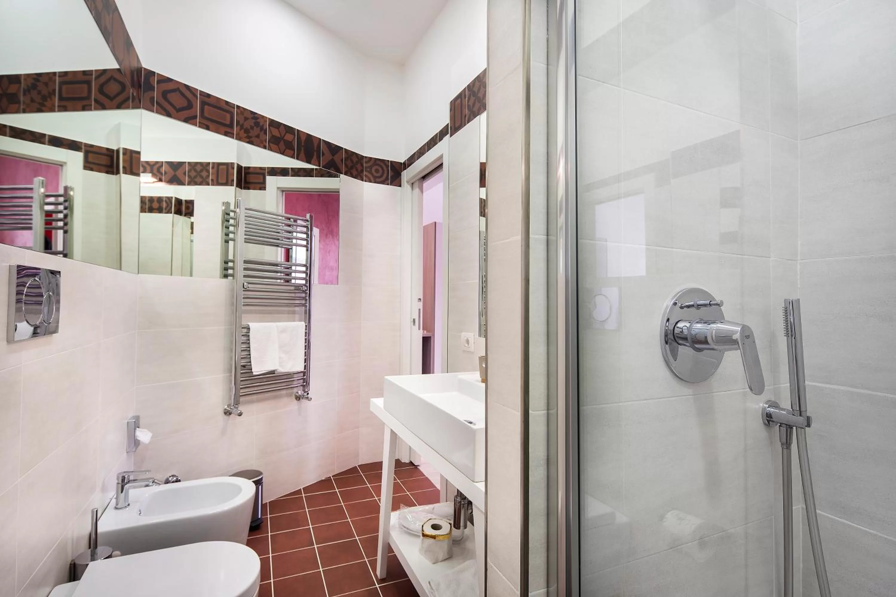 Shower in IstayinToledo Luxury Guest House