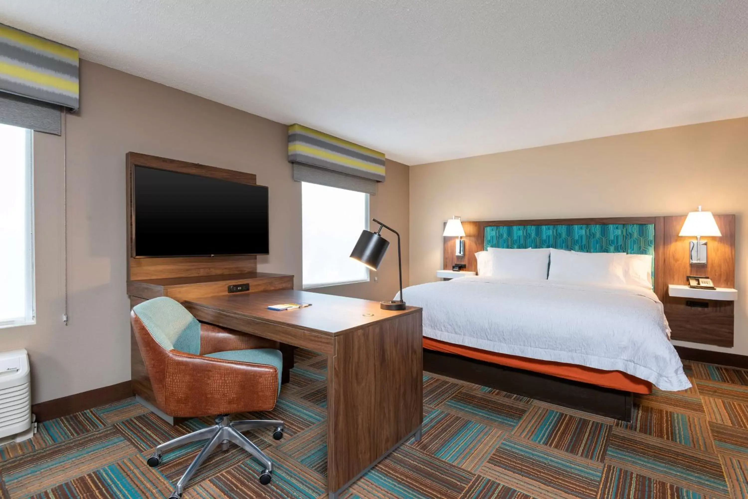 Bedroom, TV/Entertainment Center in Hampton Inn & Suites Fort Myers-Colonial Boulevard