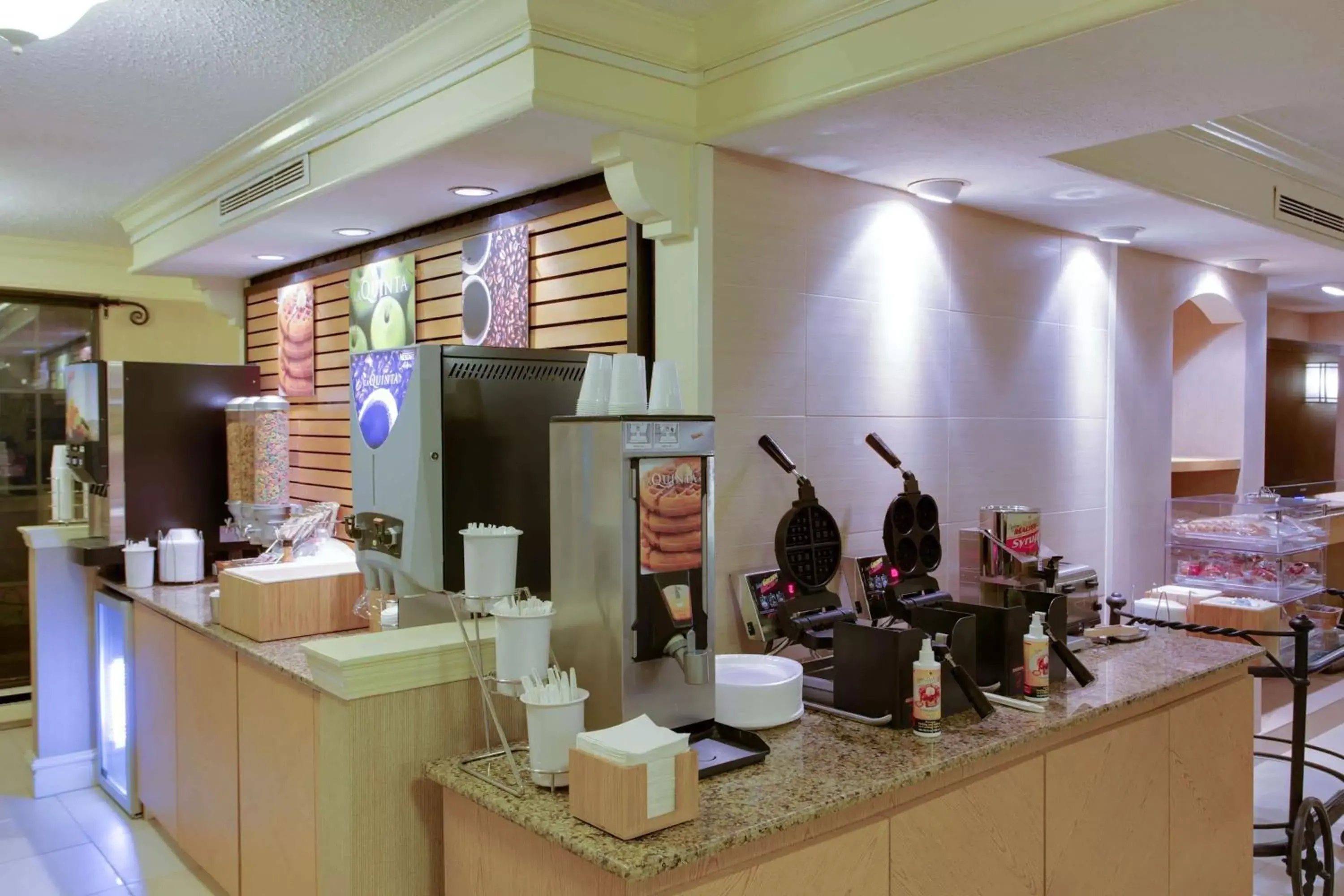 Restaurant/Places to Eat in La Quinta Inn by Wyndham Pittsburgh Airport