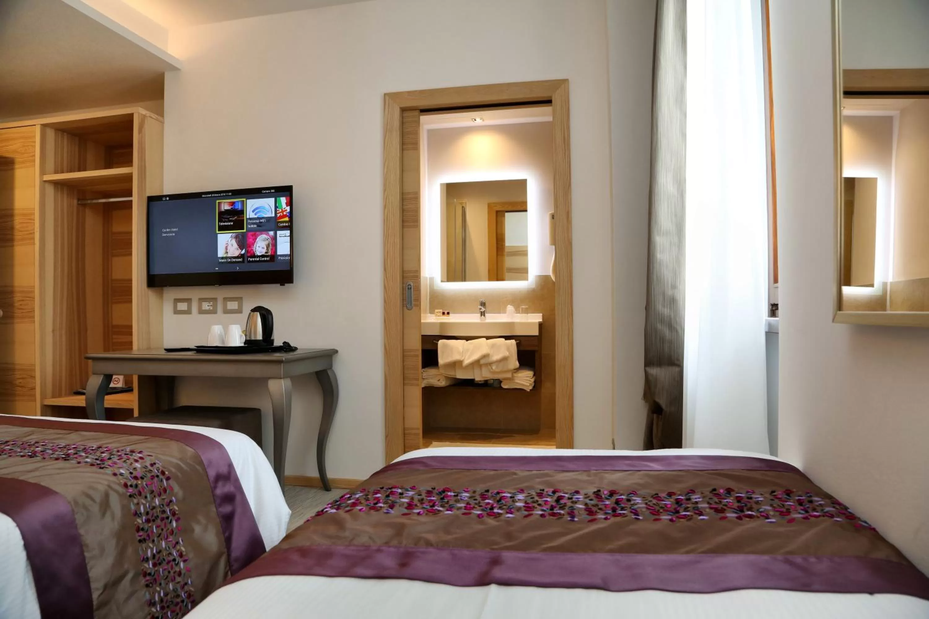 Shower, Bed in Hotel Garden