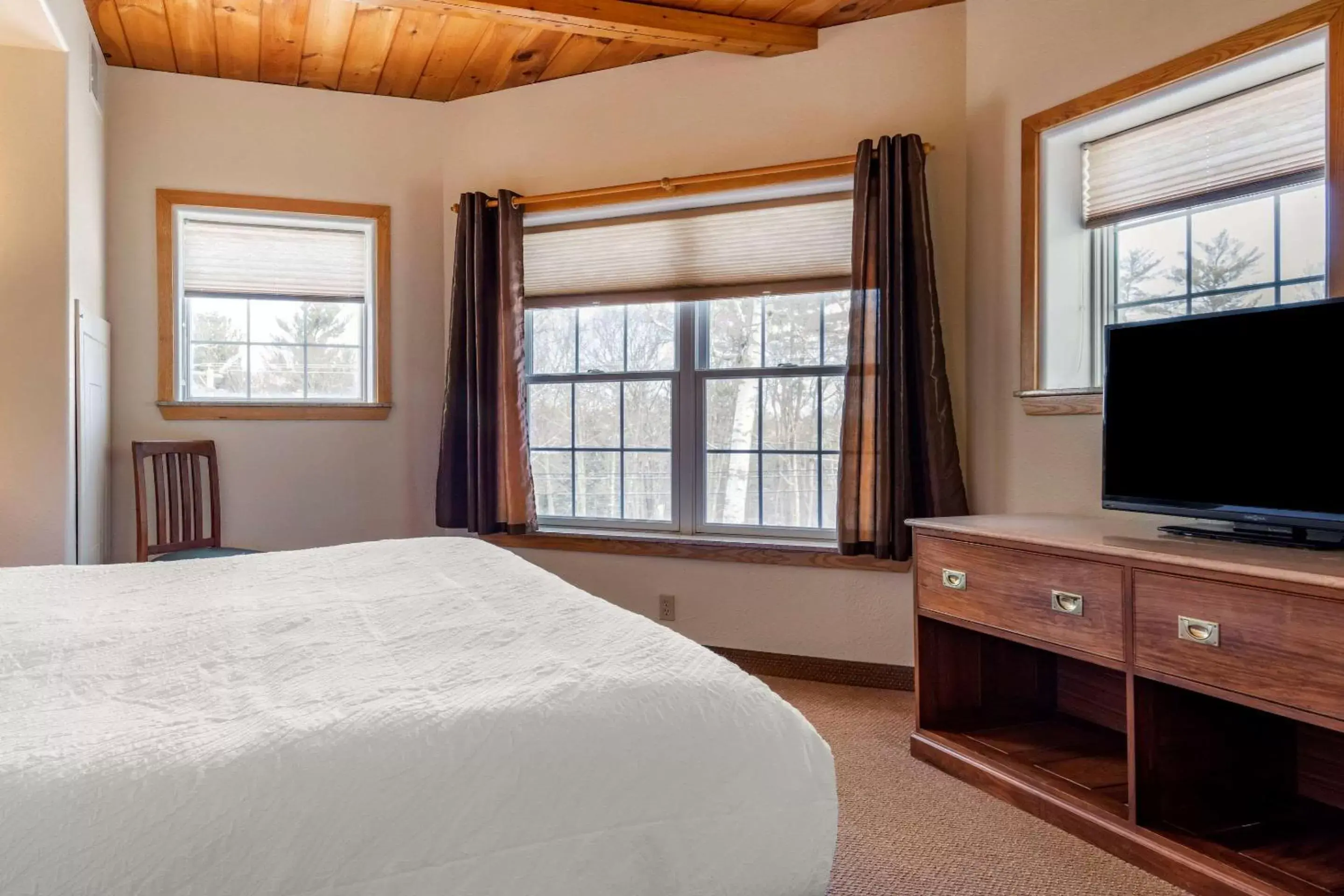 Bedroom, TV/Entertainment Center in Mountain Edge Suites at Sunapee, Ascend Hotel Collection