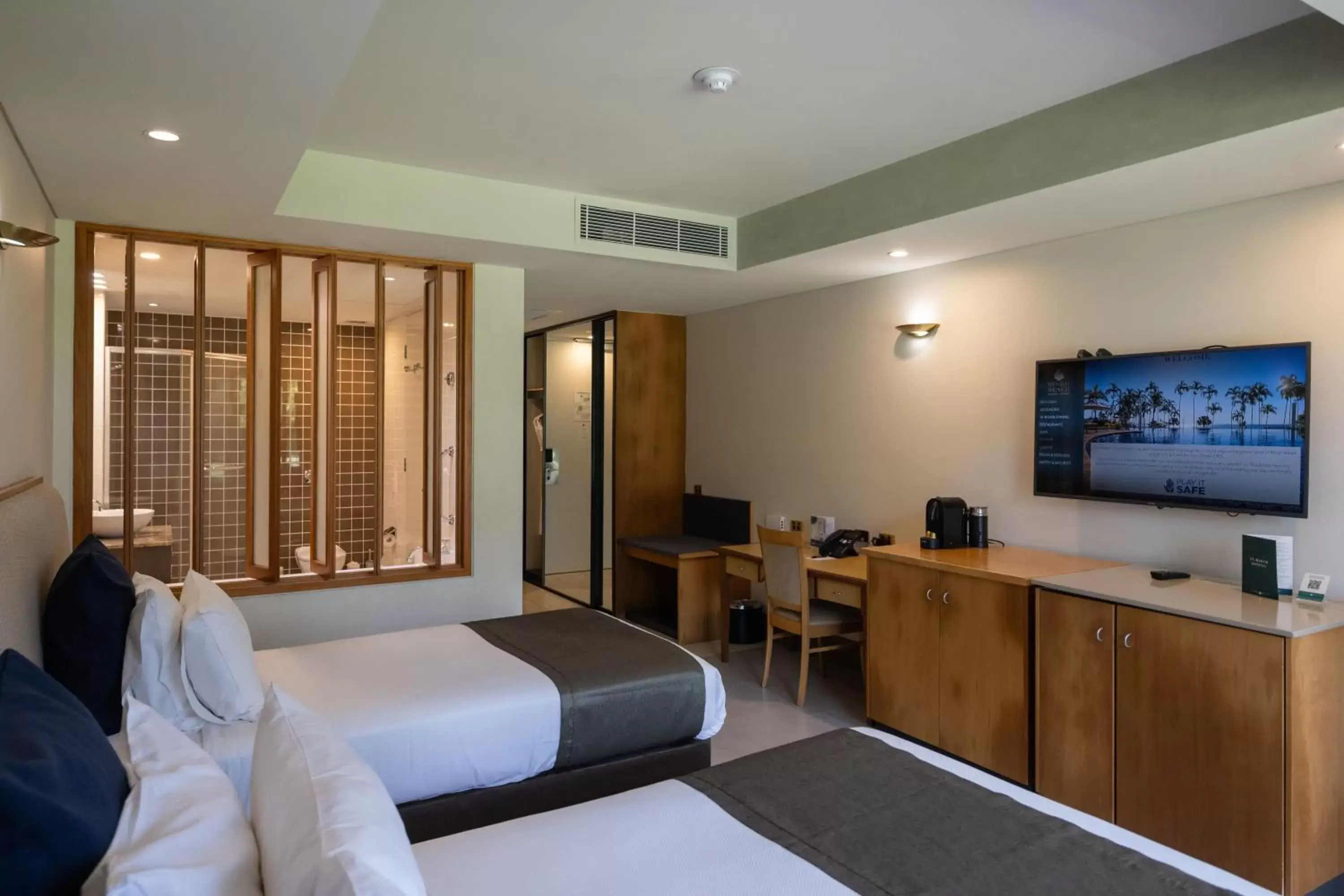 Bed, TV/Entertainment Center in Mindil Beach Casino Resort